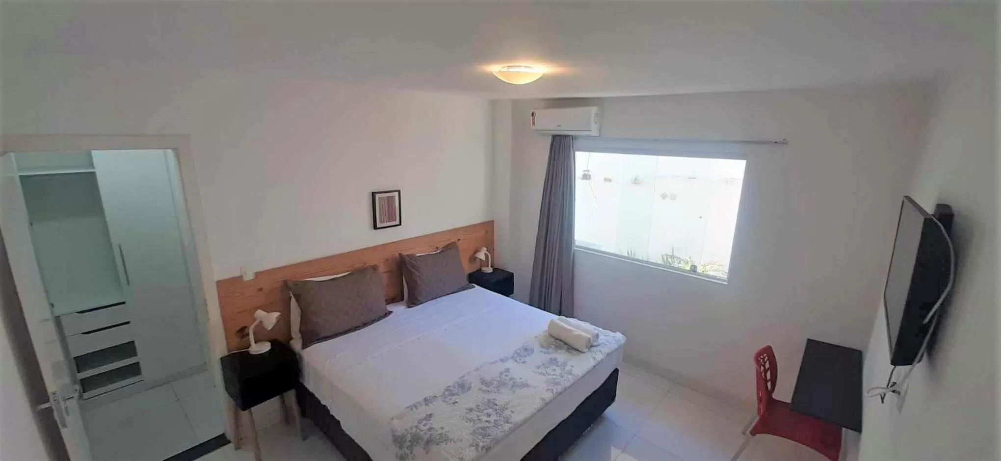 Communal lounge/ TV room, Bed in Innsenso B&B