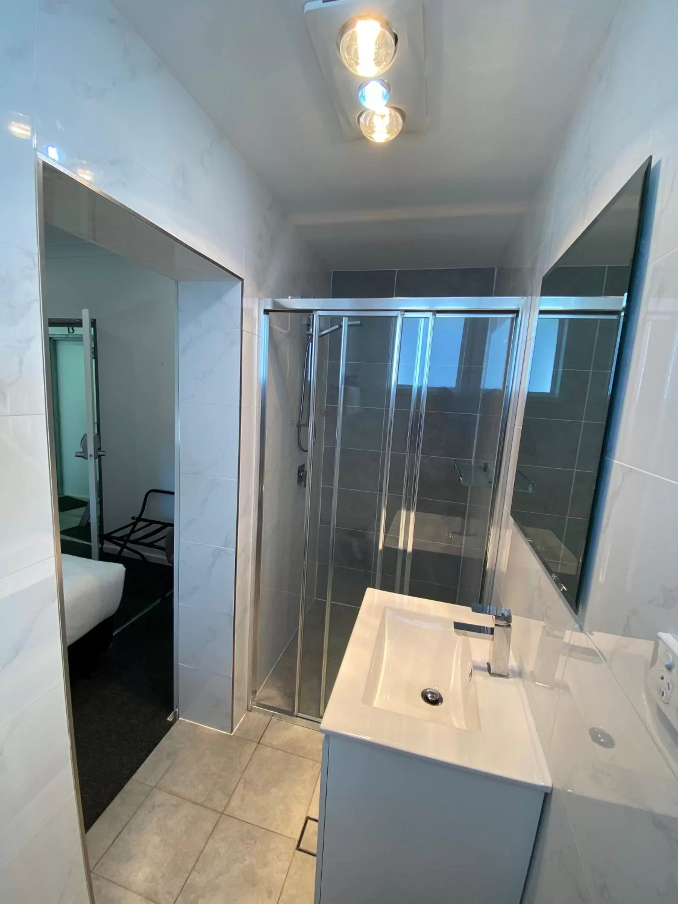 Shower in Central Motel Mudgee