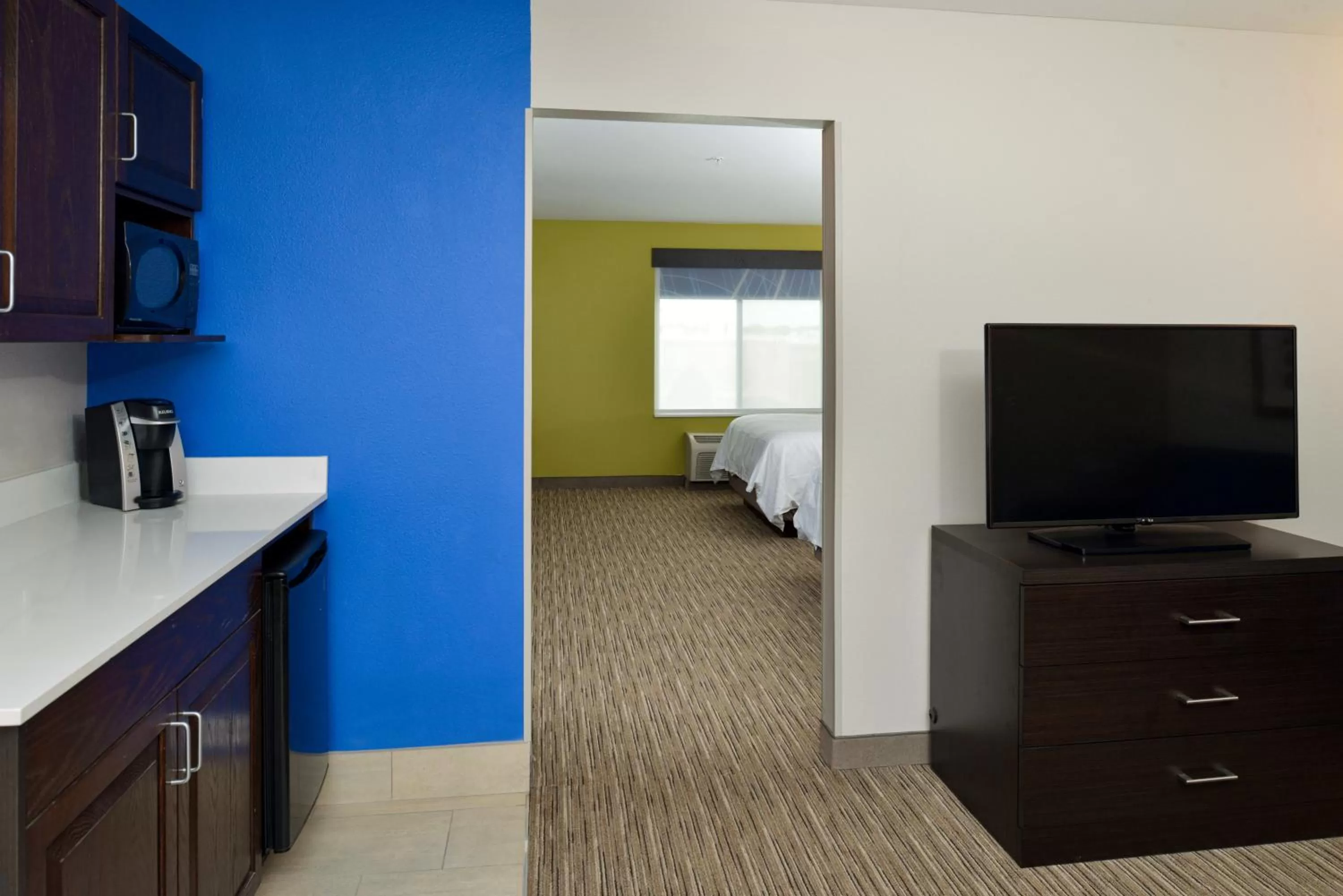 Photo of the whole room, Bed in Holiday Inn Express & Suites Pueblo by IHG