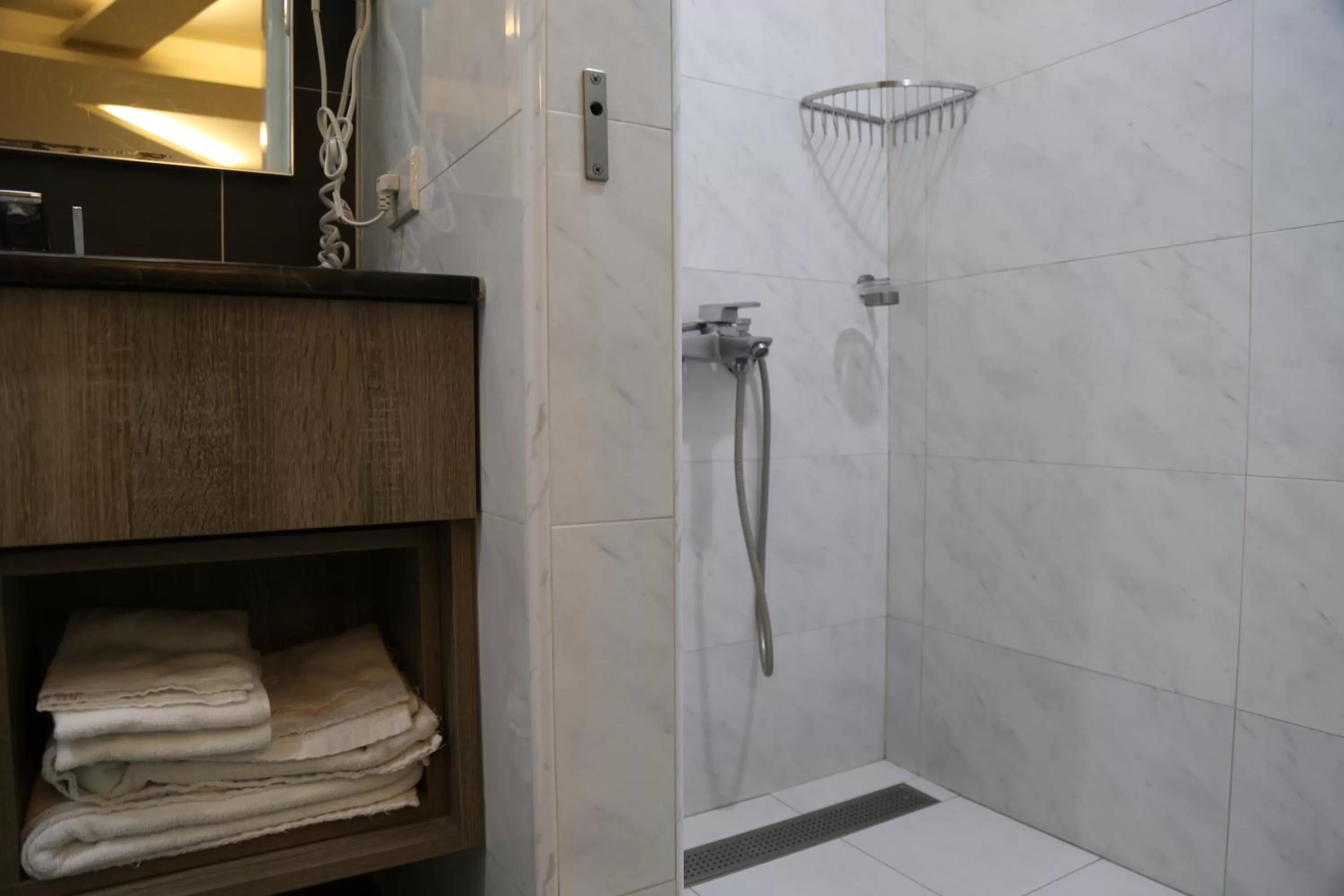 Shower in 德瑞旅店Direct Hotel