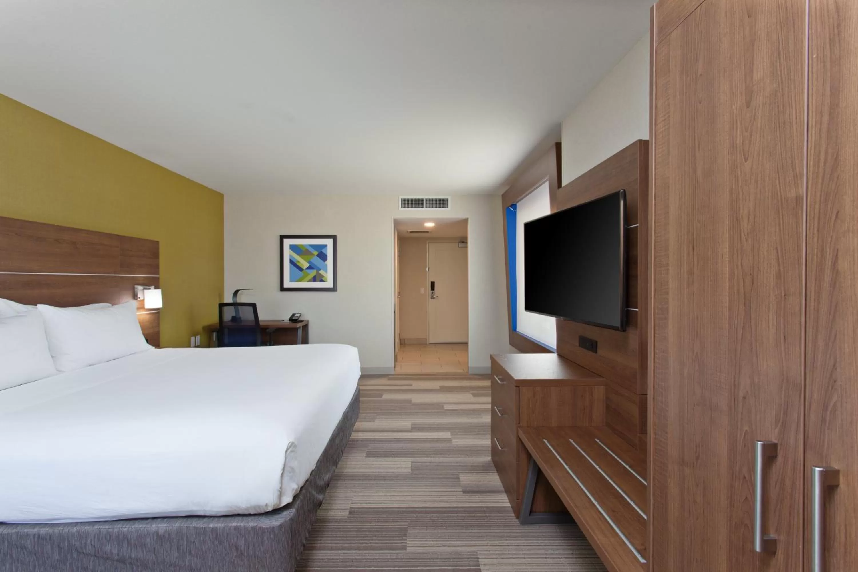 Photo of the whole room, Bed in Holiday Inn Express & Suites Pasadena - Los Angeles by IHG