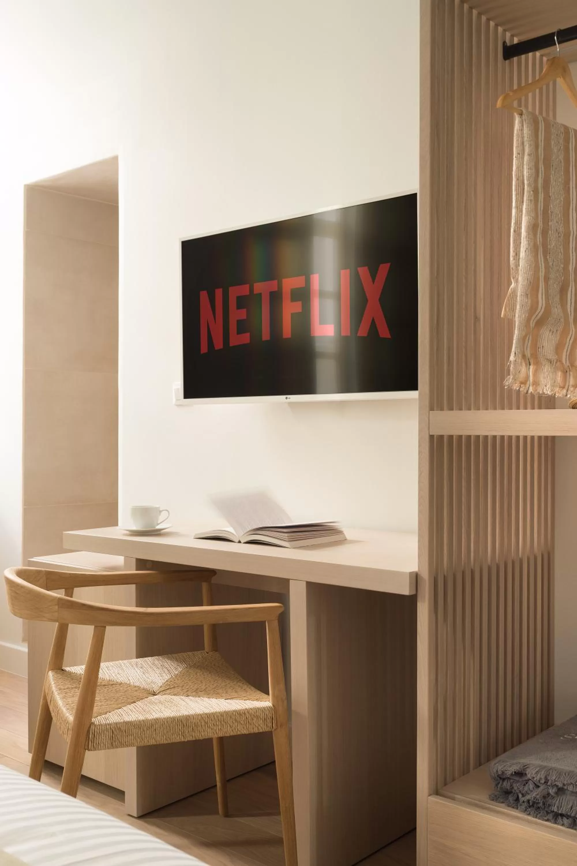 Communal lounge/ TV room, TV/Entertainment Center in SYROS SOUL LUXURY SUITES