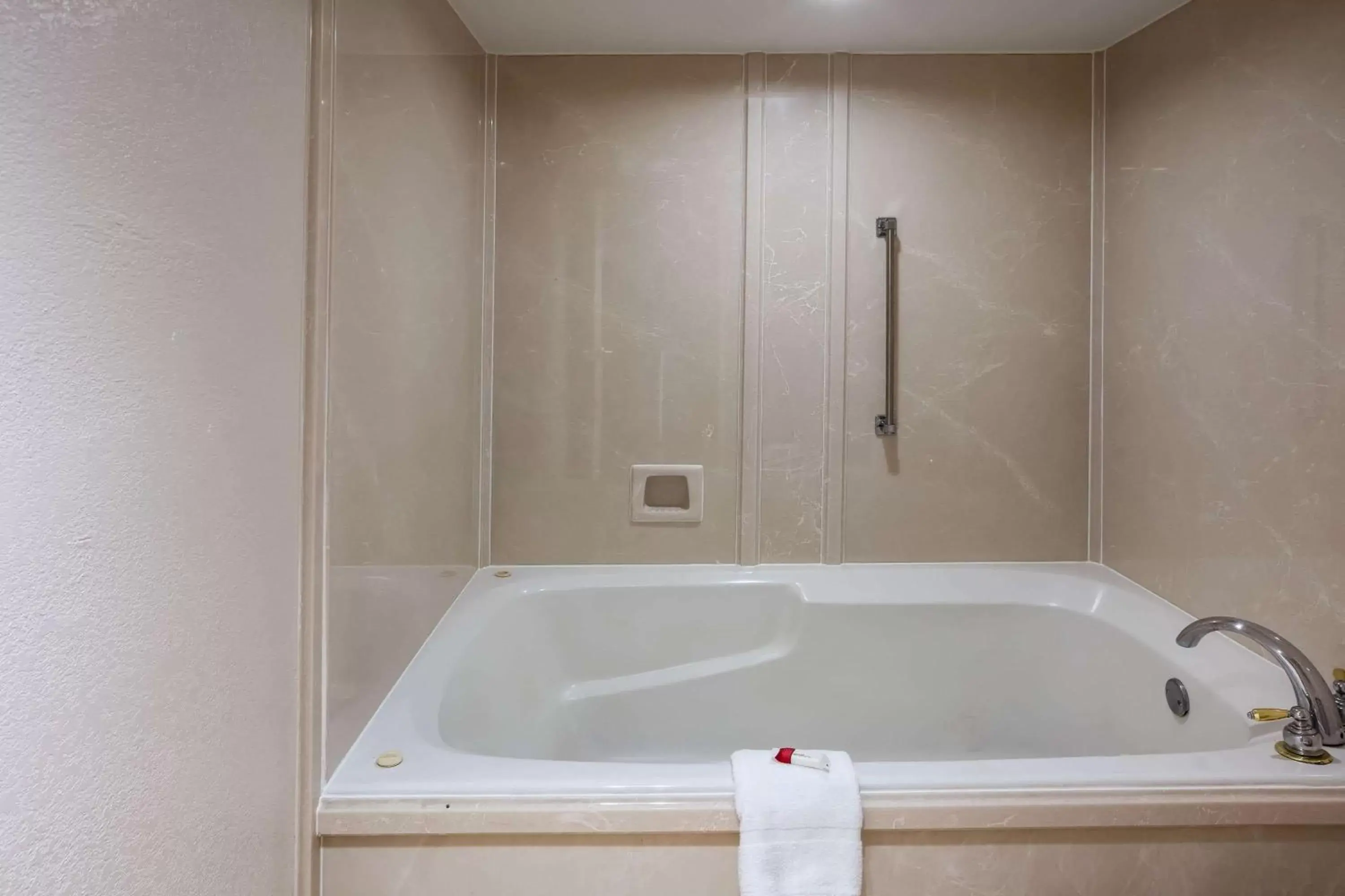 Studio King Suite - Non-Smoking in Days Inn & Suites by Wyndham Tyler Studio King Suite - Non-Smoking in Days Inn & Suites by Wyndham Tyler