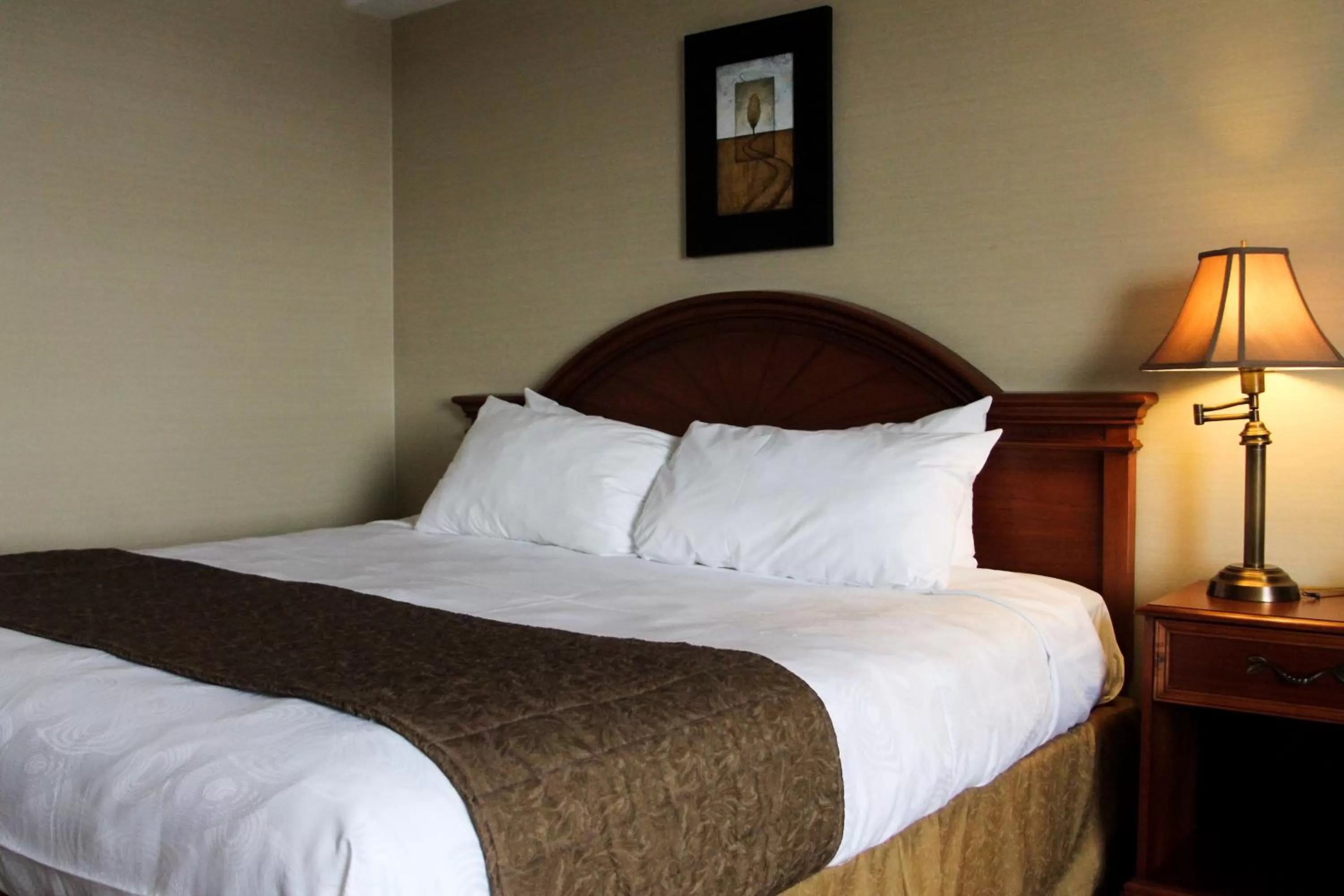 Bed in WelcomINNS Ottawa