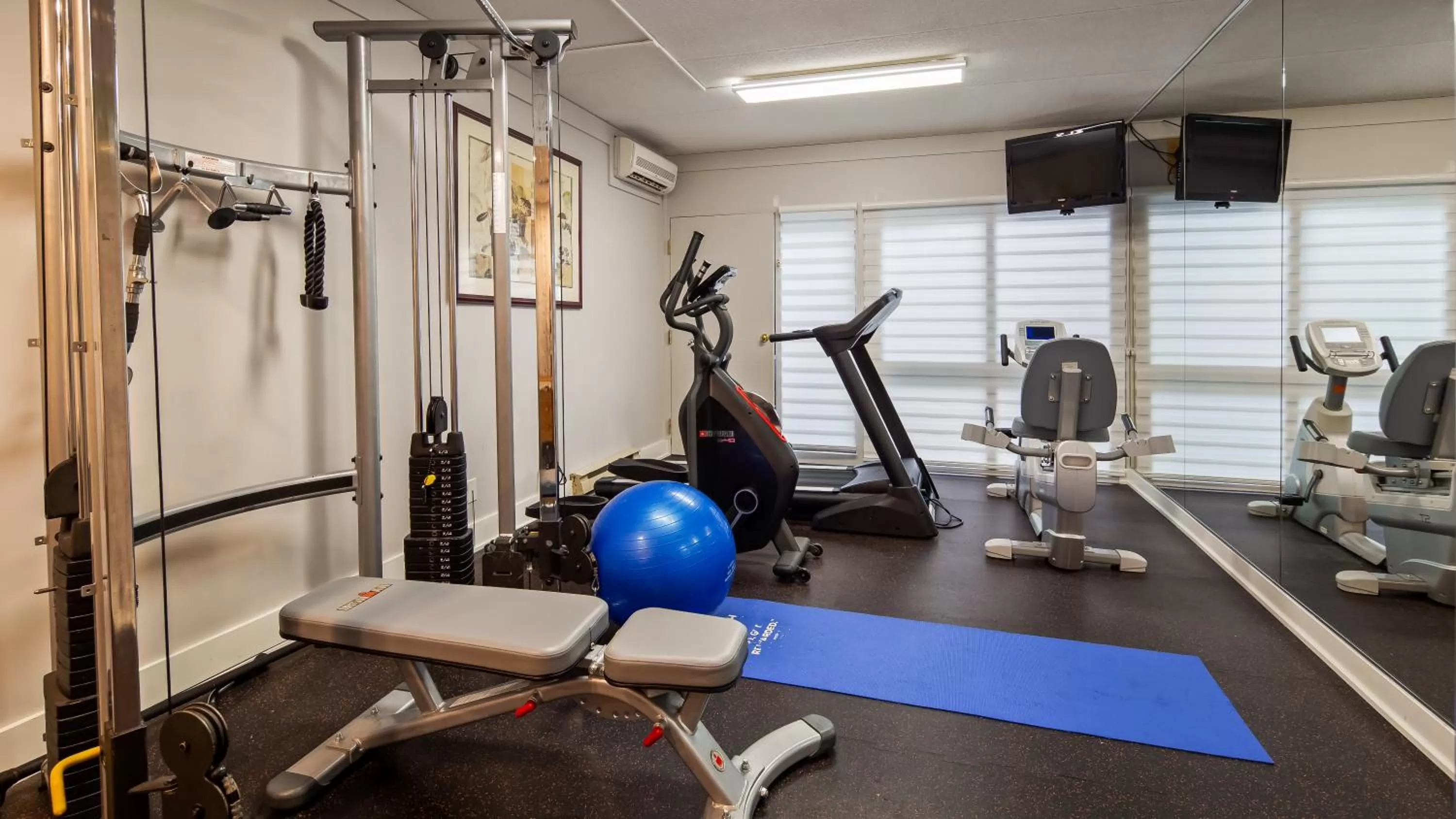 Fitness centre/facilities in Best Western Laval-Montreal & Conference Centre