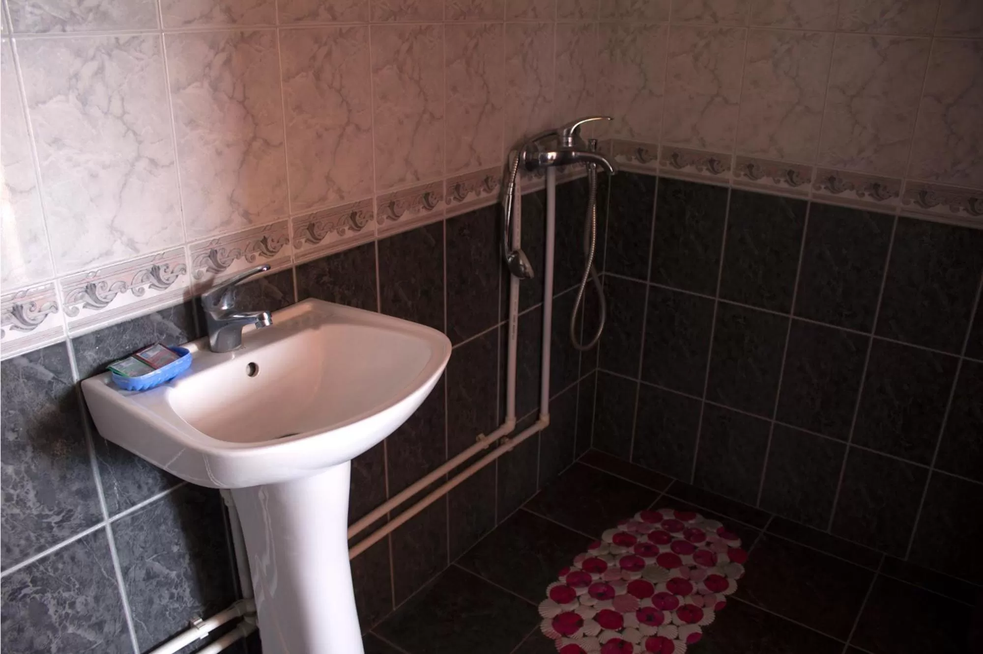 Shower in Tatev Shinuhayr Hotel'