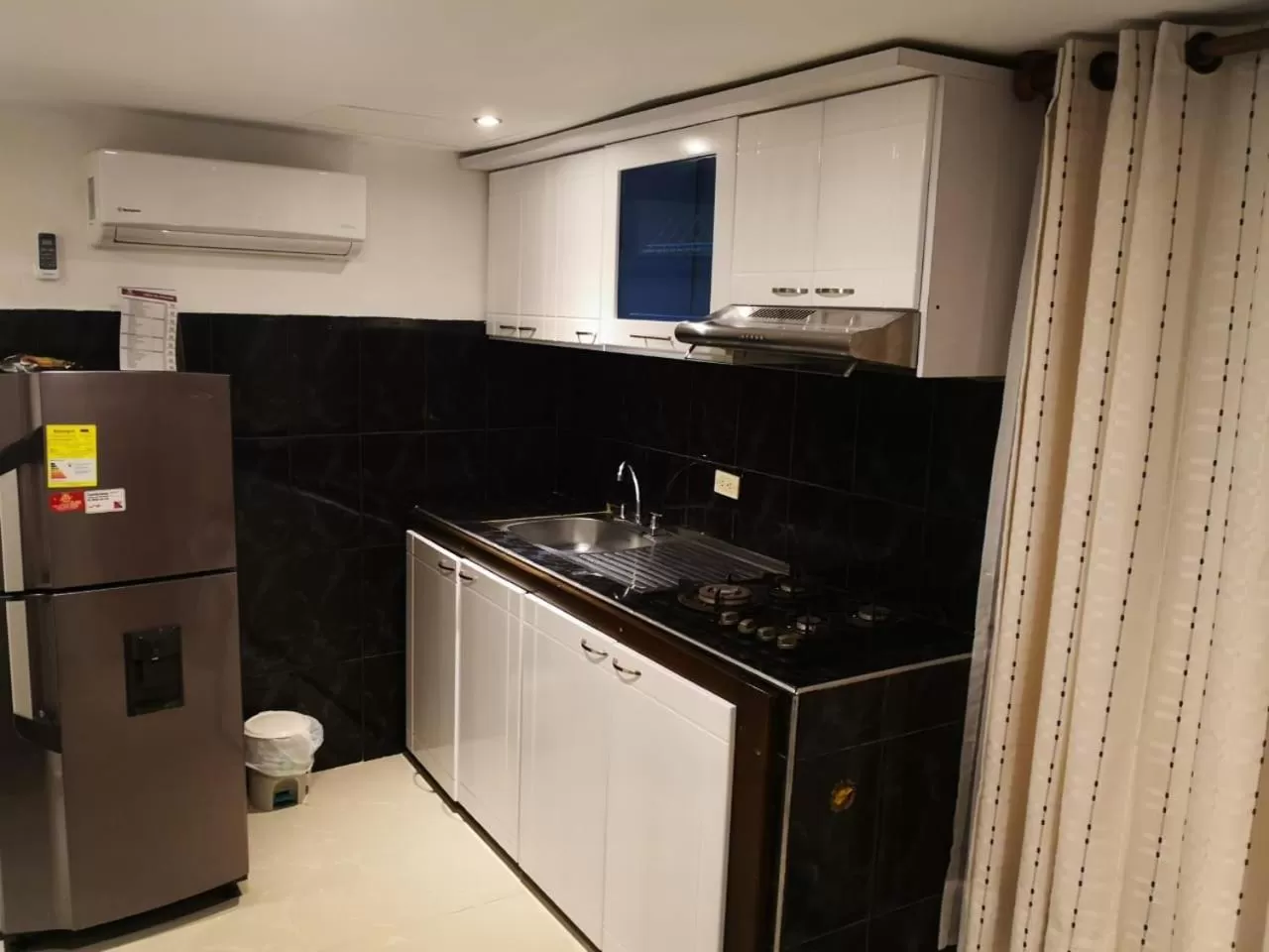 Kitchen or kitchenette, Kitchen/Kitchenette in Hotel Ucla Center