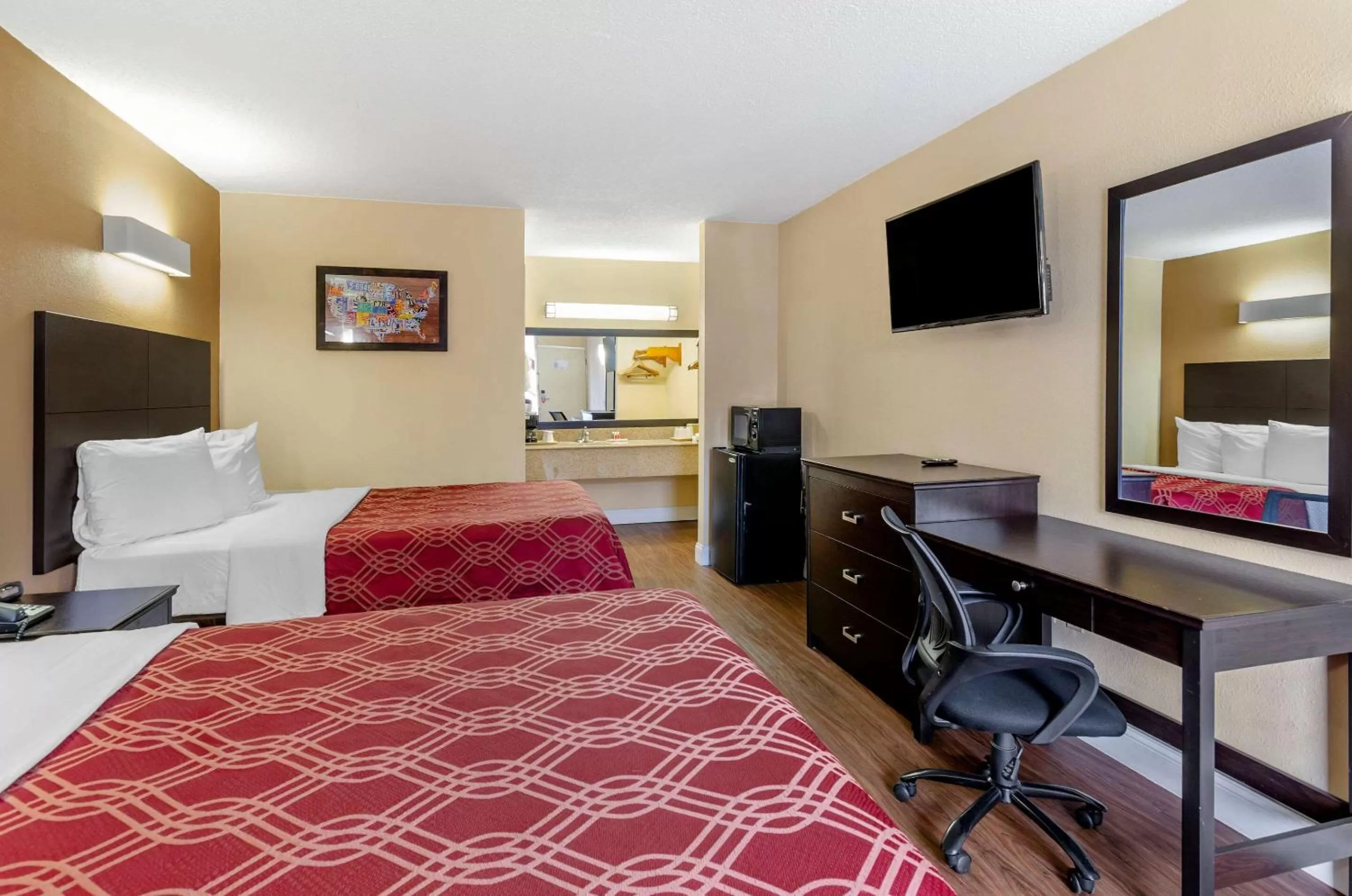 Photo of the whole room, Bed in Econo Lodge Roanoke Civic Center