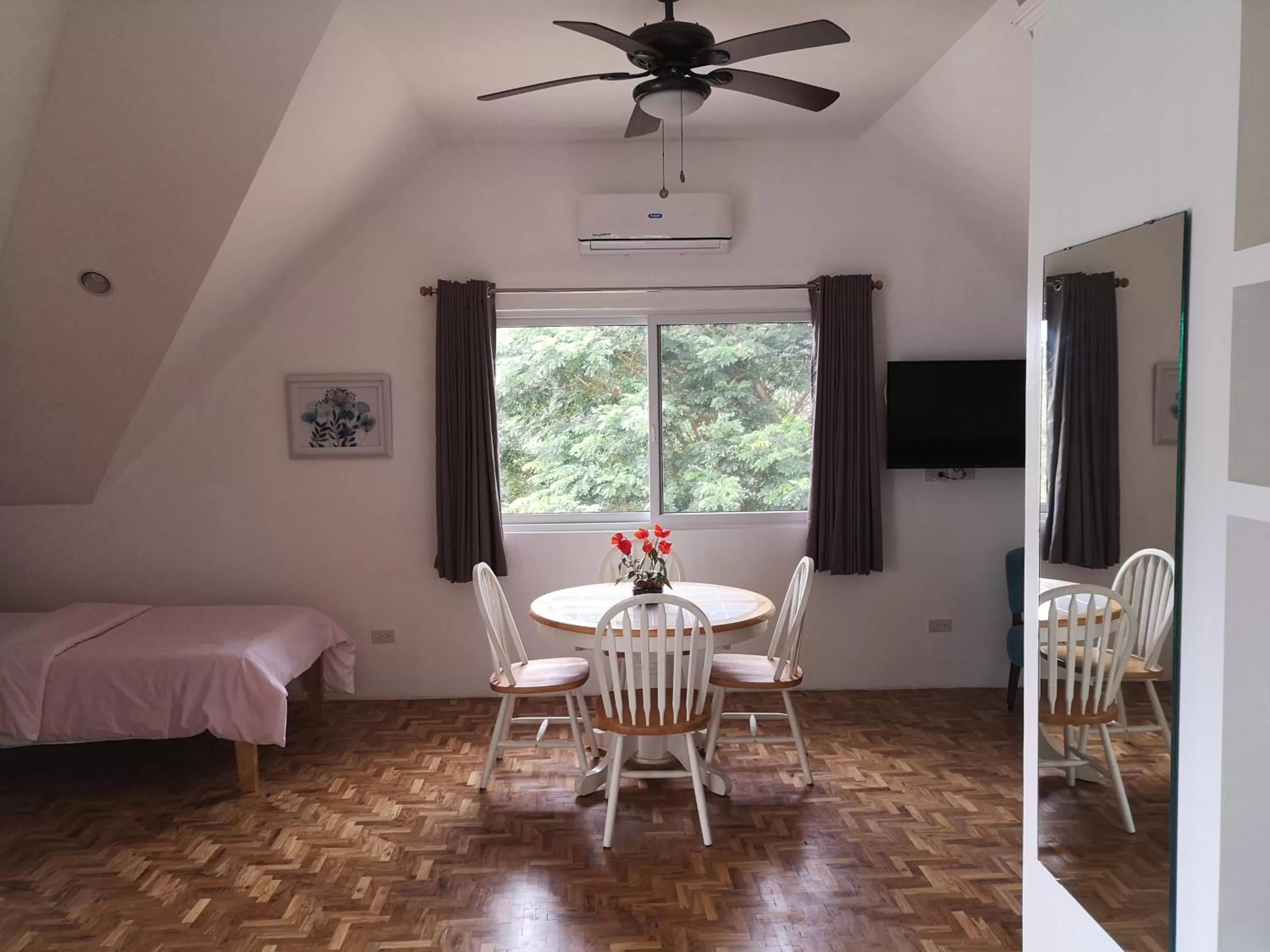 Dining area, Bed in Garden Bungalows Resort