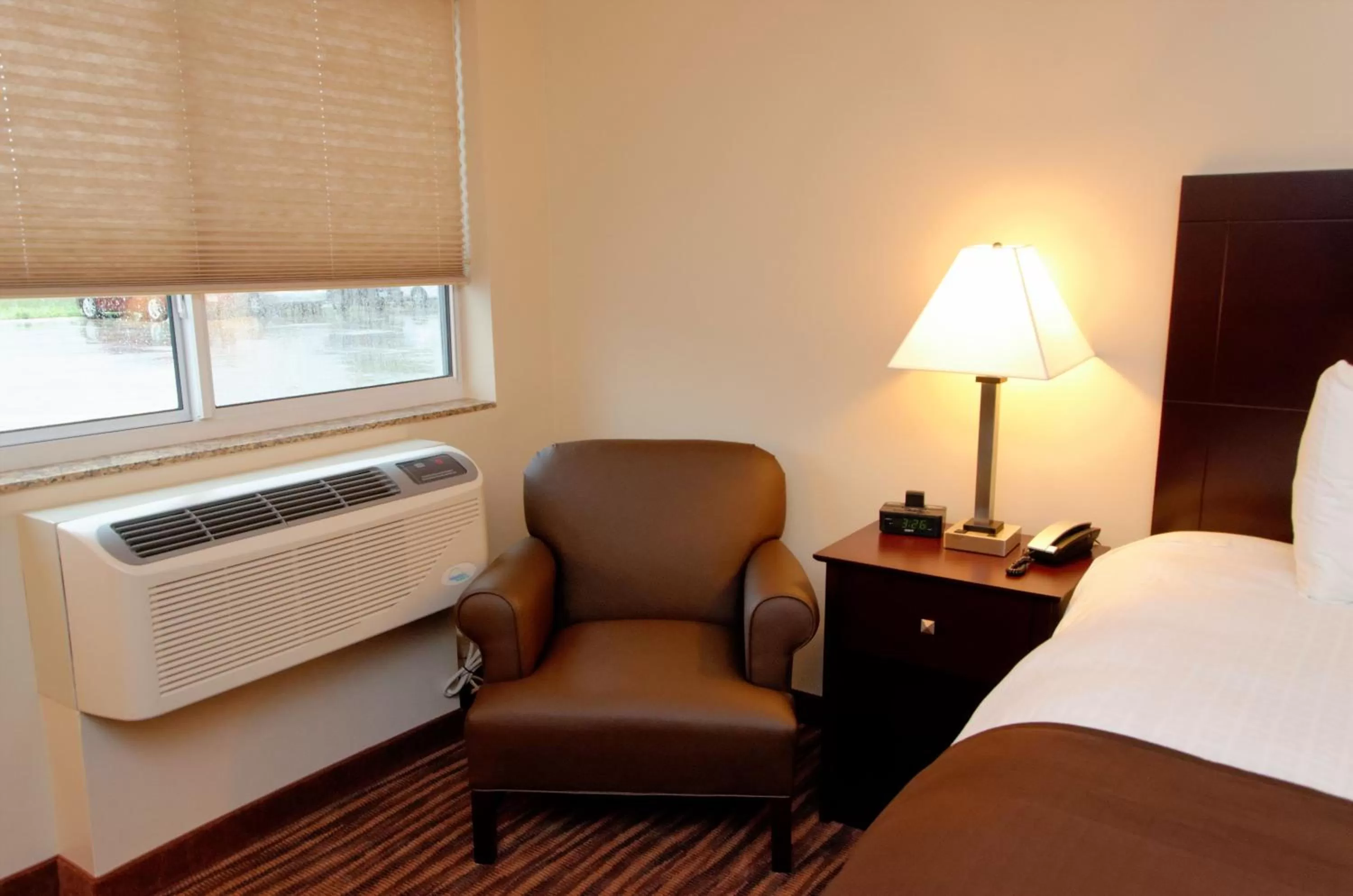 Seating area, Bed in Cobblestone Inn & Suites Fort Madison