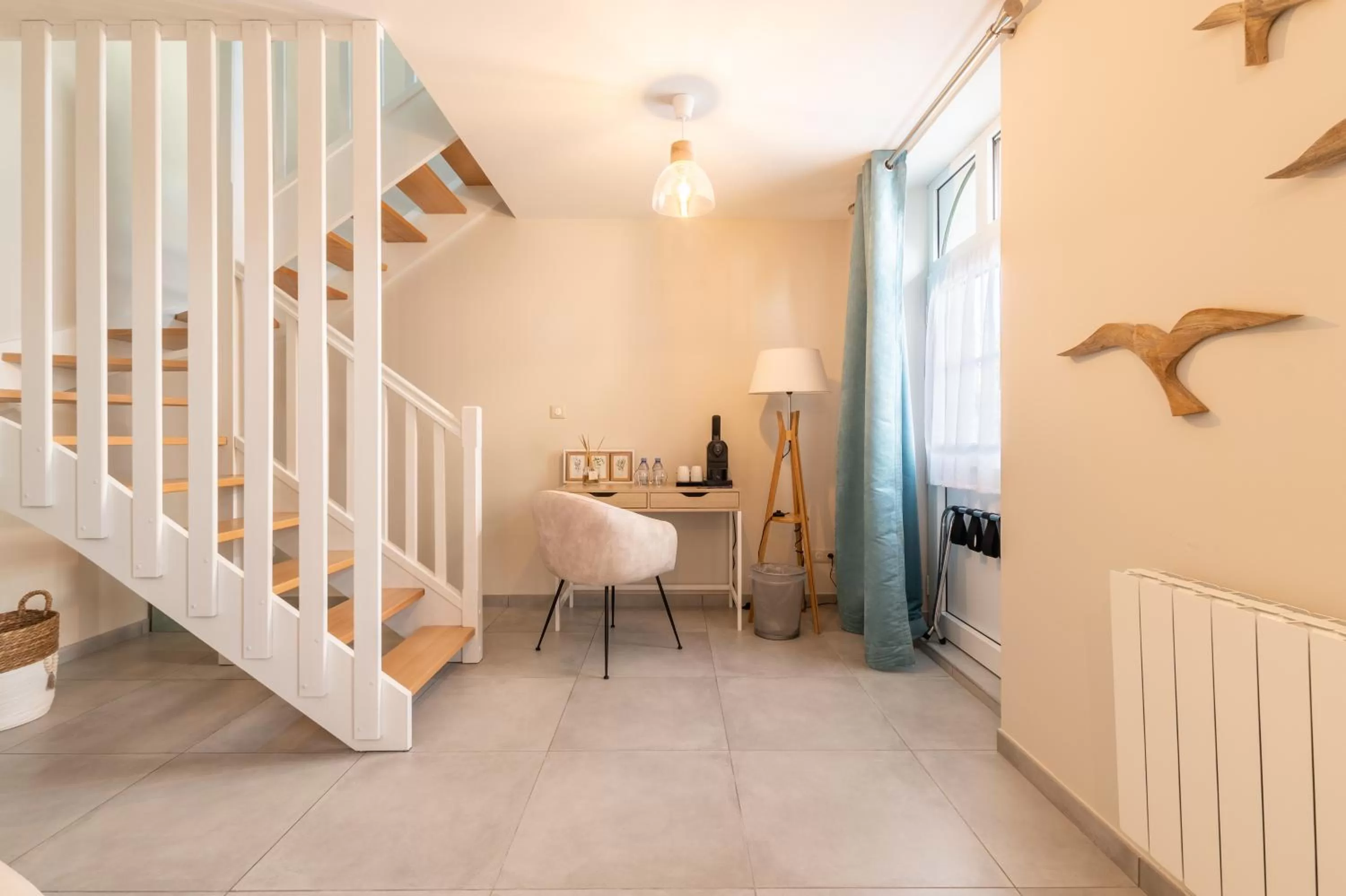 Coffee/tea facilities in Hôtel Échappée en Baie - Parking privé gratuit dont forfaits bornes électriques réservable