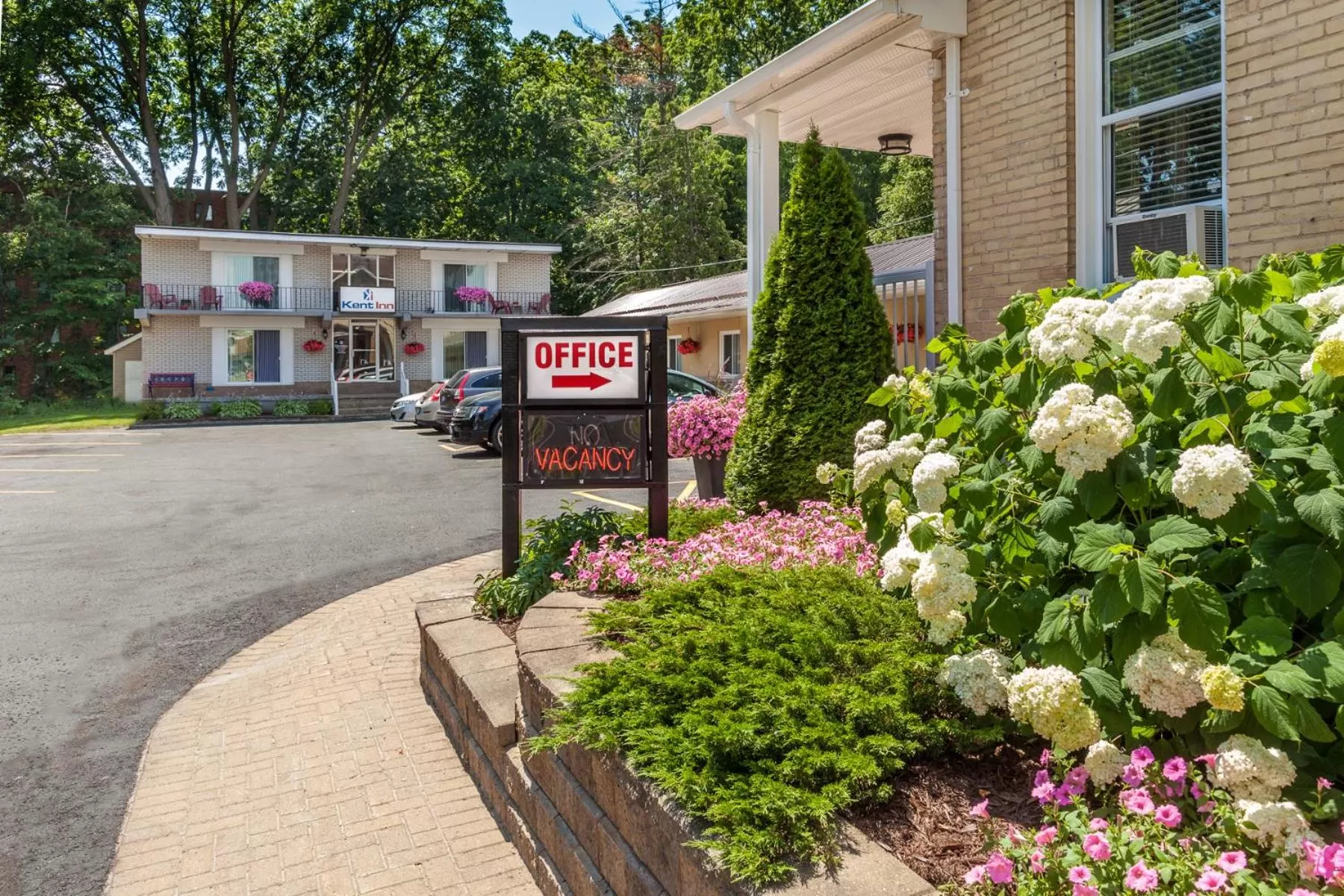 Facade/entrance in Kent Inn