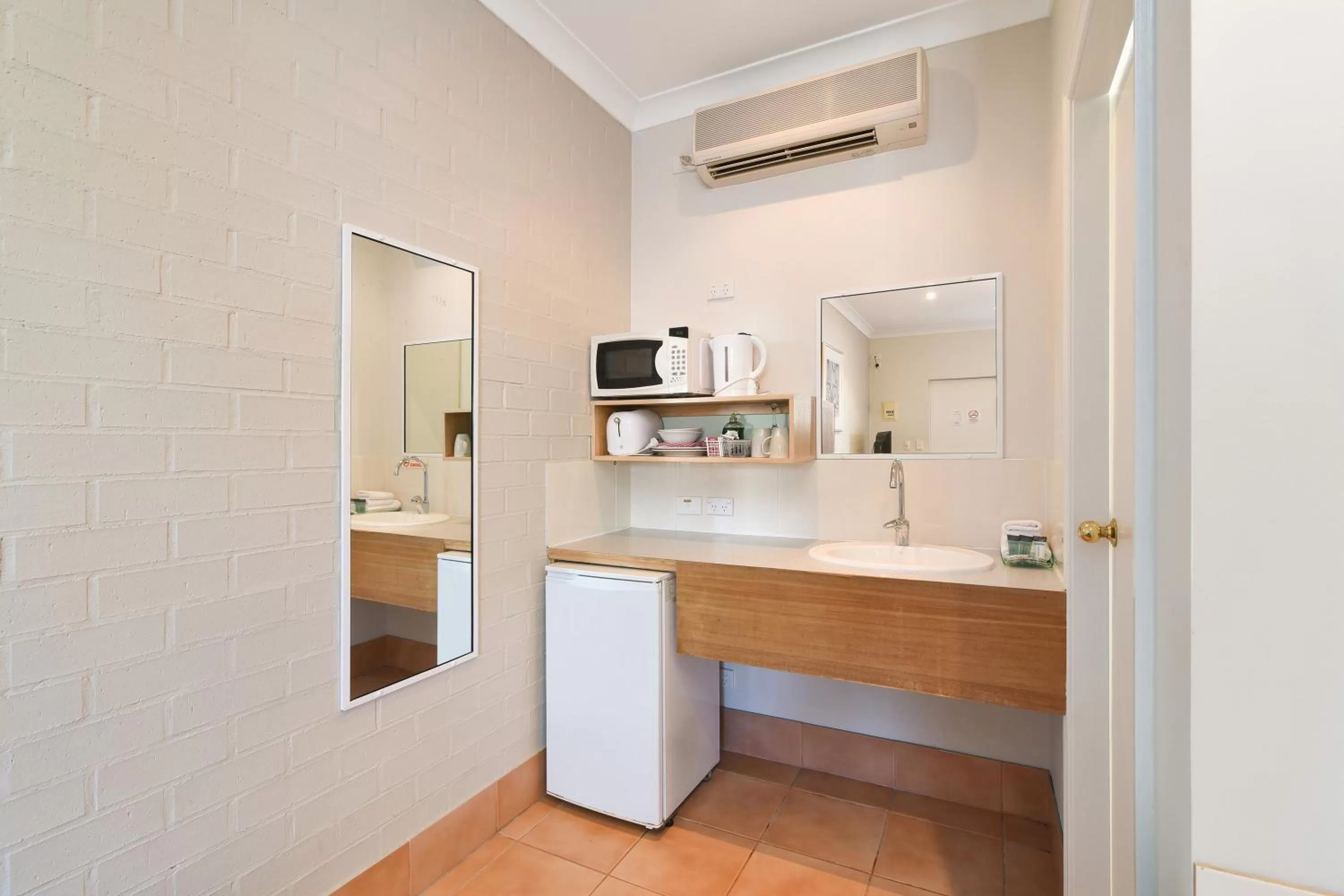Kitchen or kitchenette in Catalina Motel Lake Macquarie