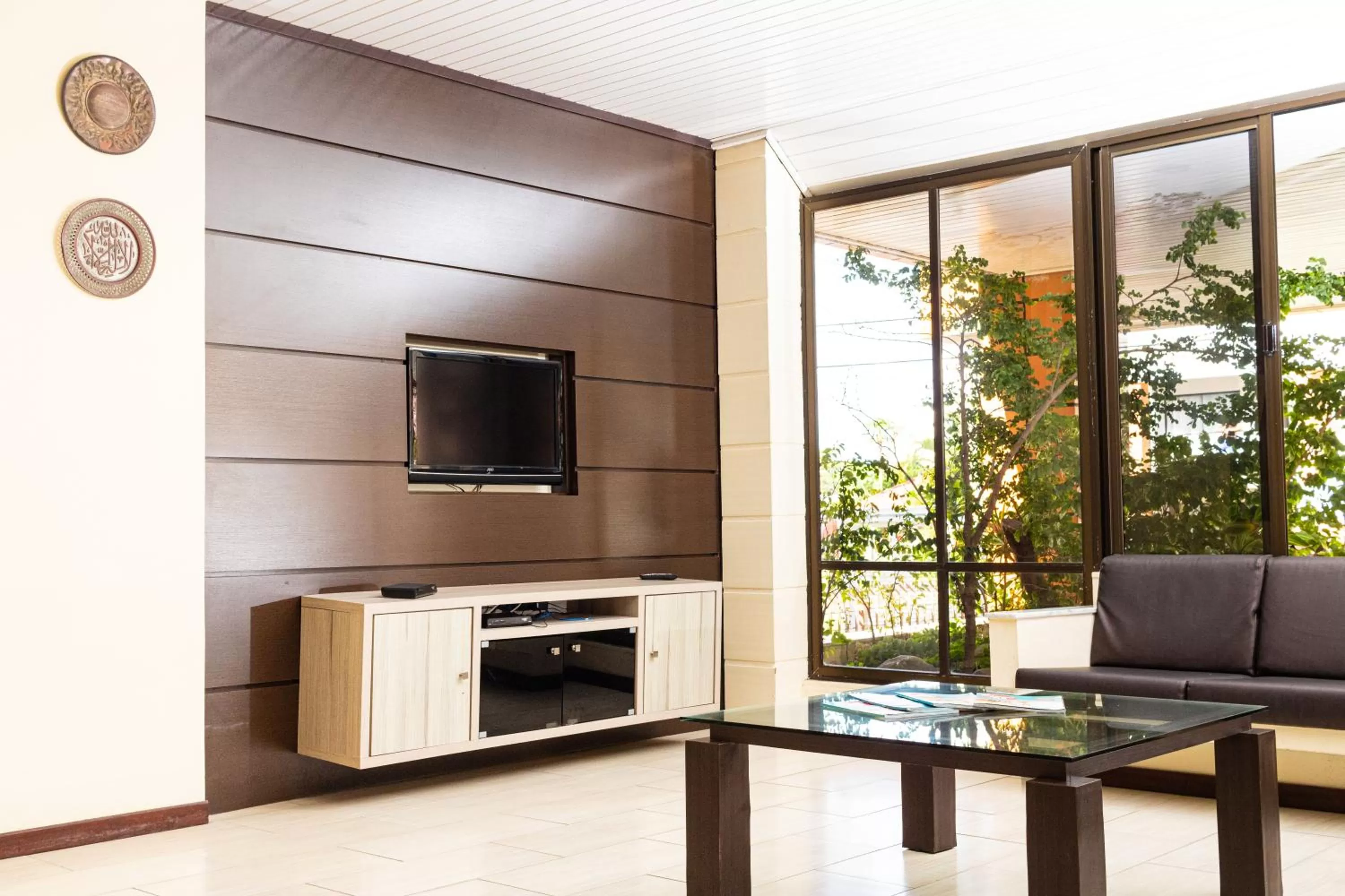 Communal lounge/ TV room in Ilhasul Hotel Residencia