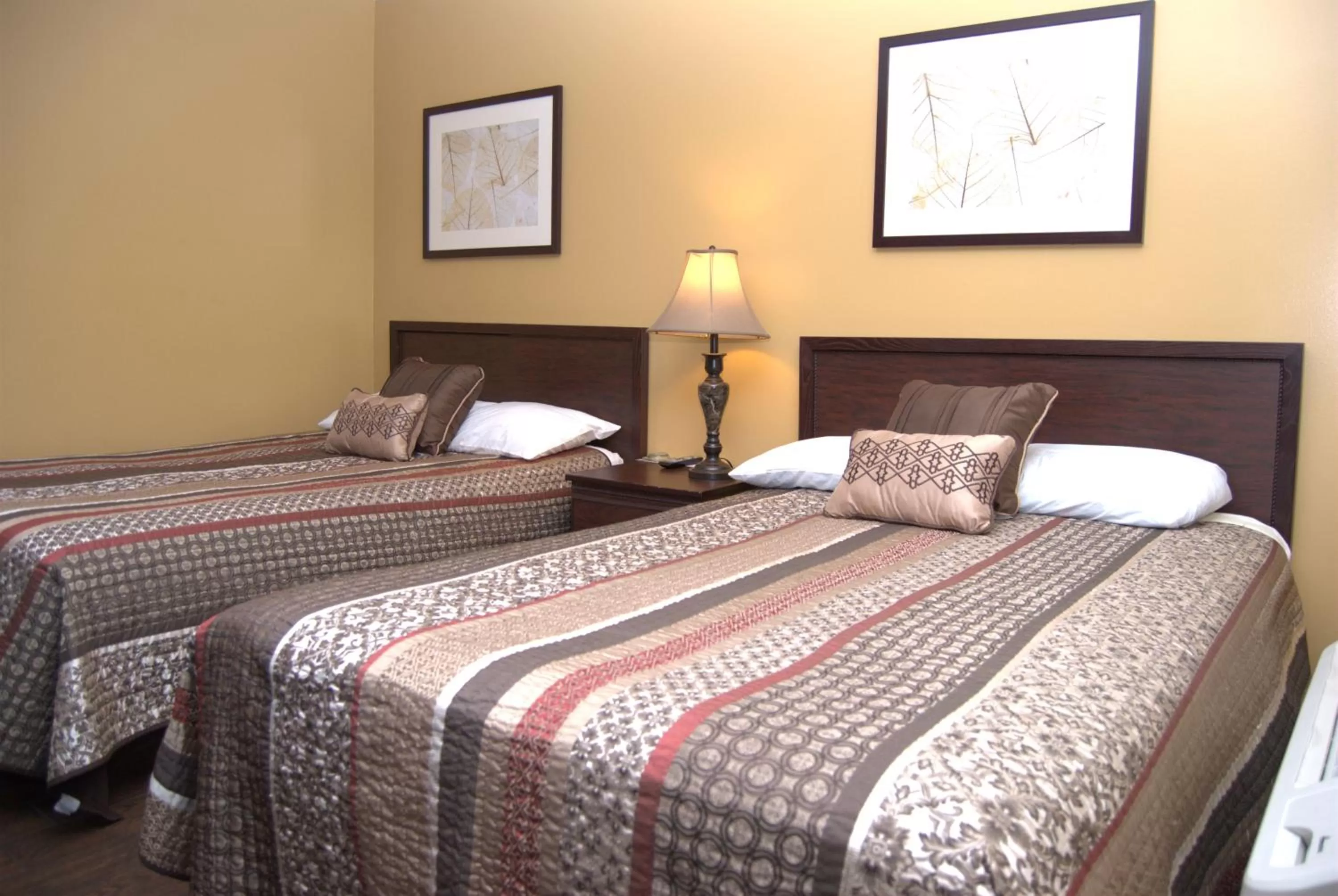 Photo of the whole room, Bed in Commodore Resort