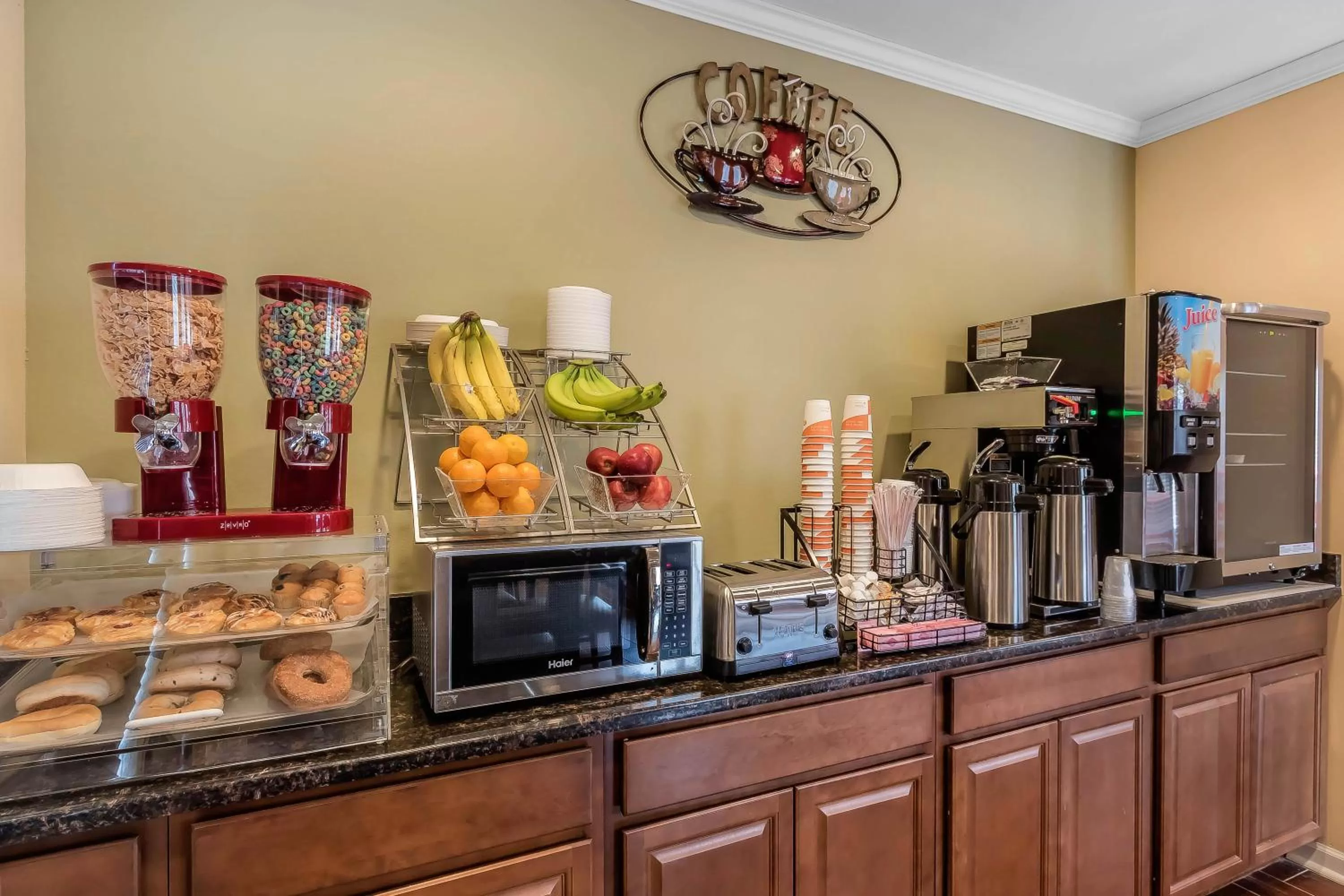 Continental breakfast in Econo Lodge Boaz