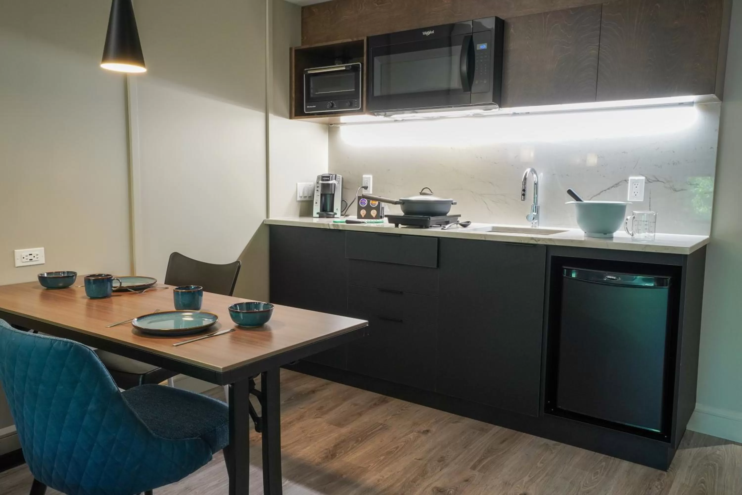 Kitchen or kitchenette in Hôtel & Suites Normandin Lévis