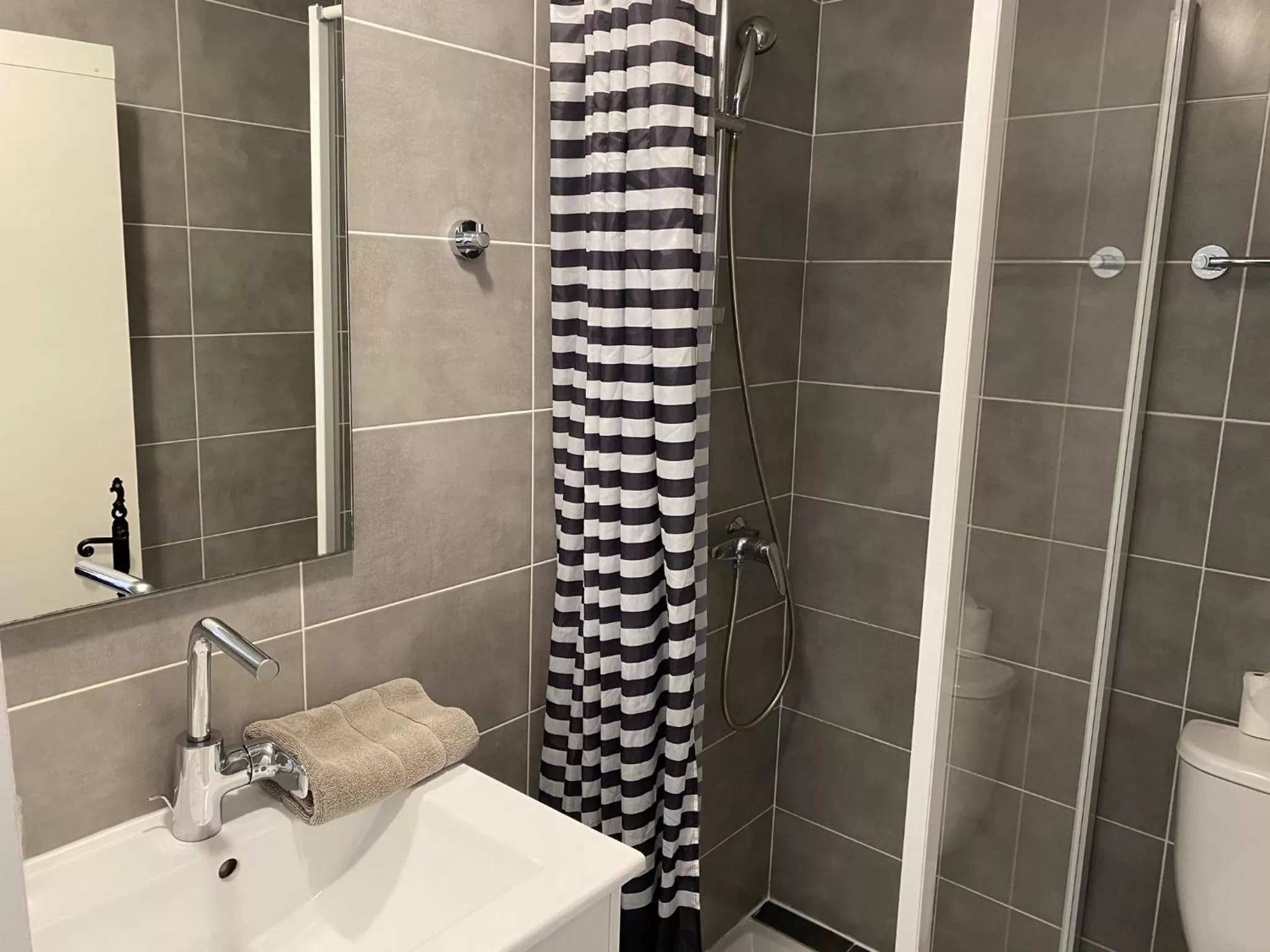 Property building in Hôtel Restaurant Le Provençal