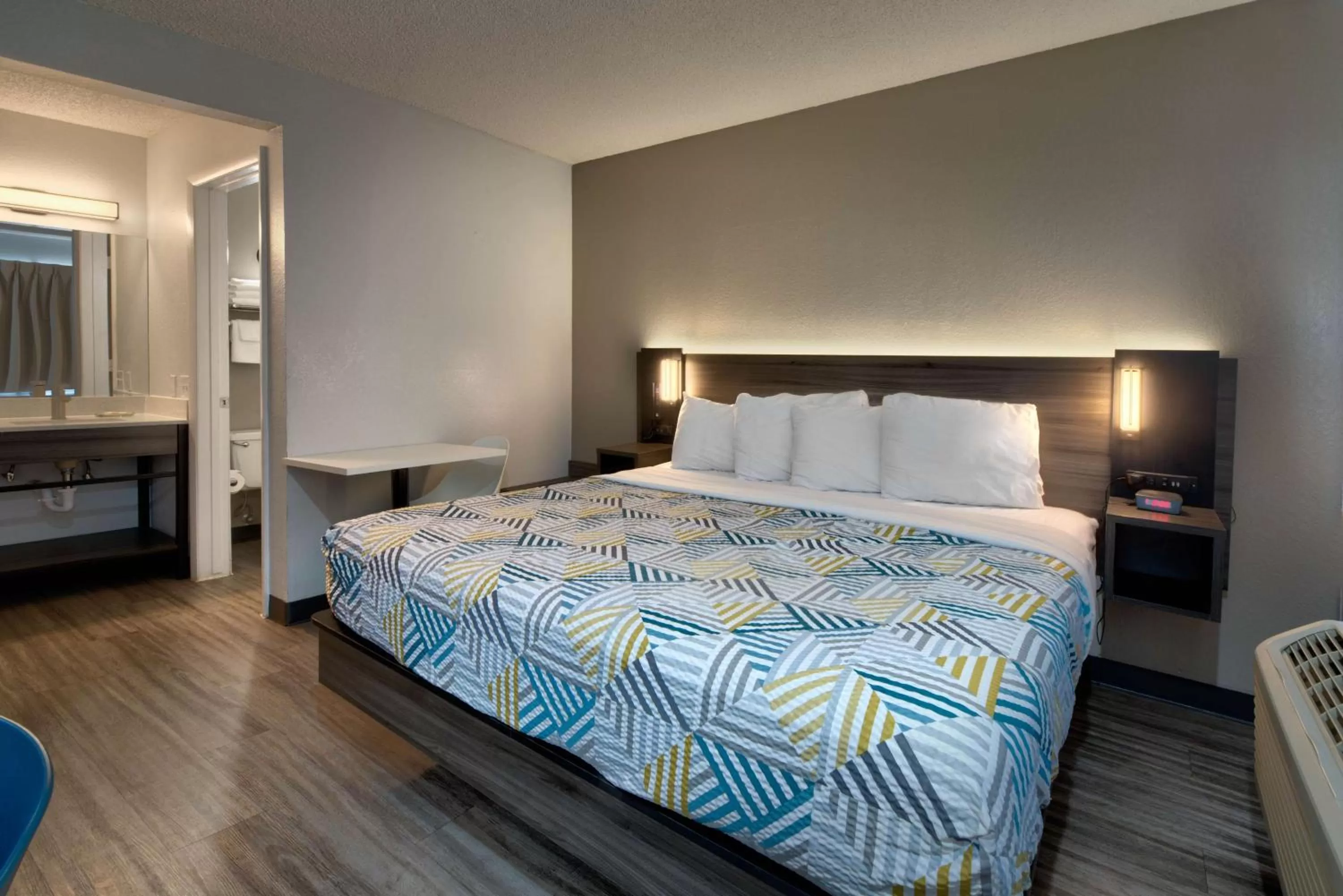 Photo of the whole room in Studio 6 Grand Junction, CO