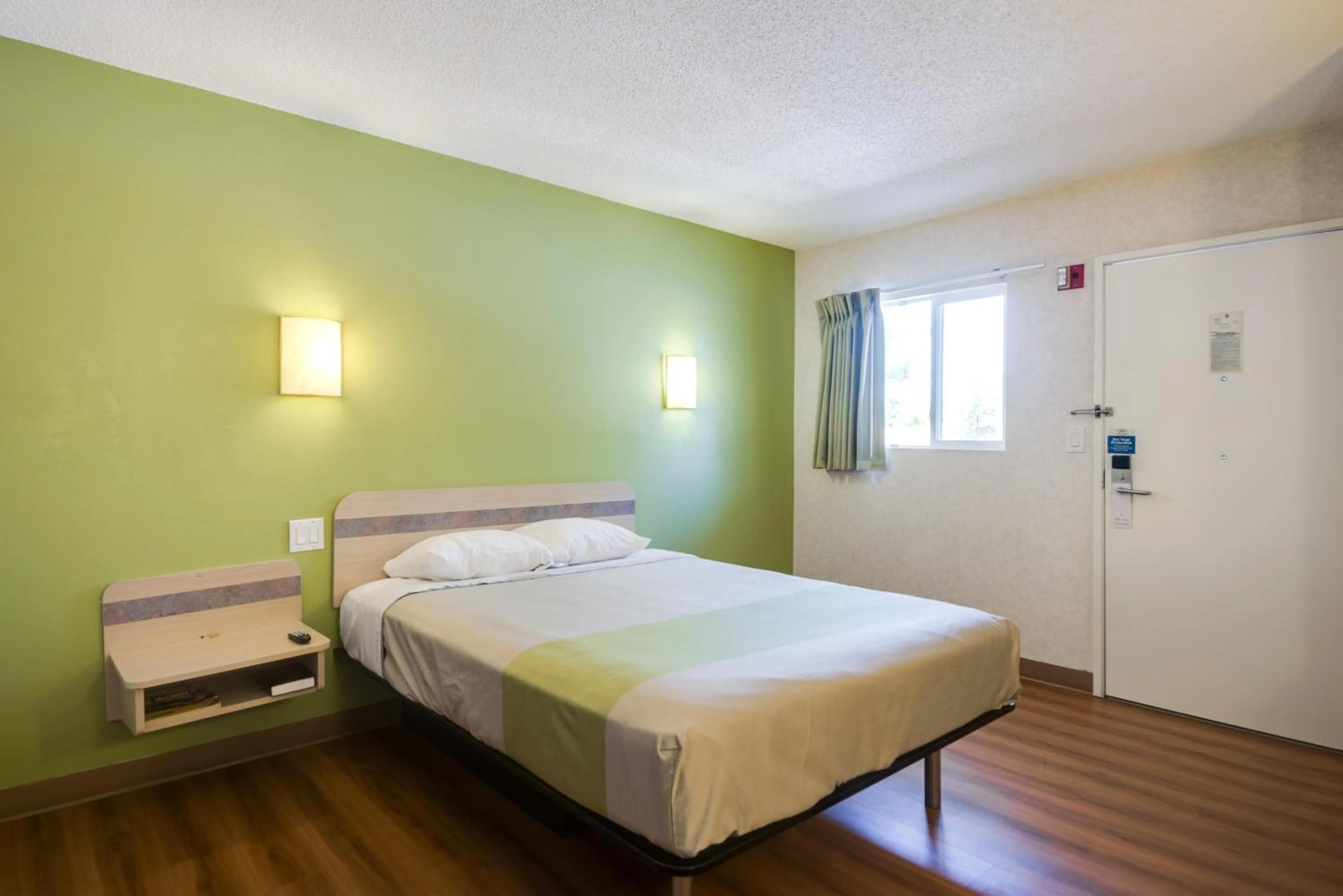 Bedroom, Bed in Motel 6-Statesville, NC