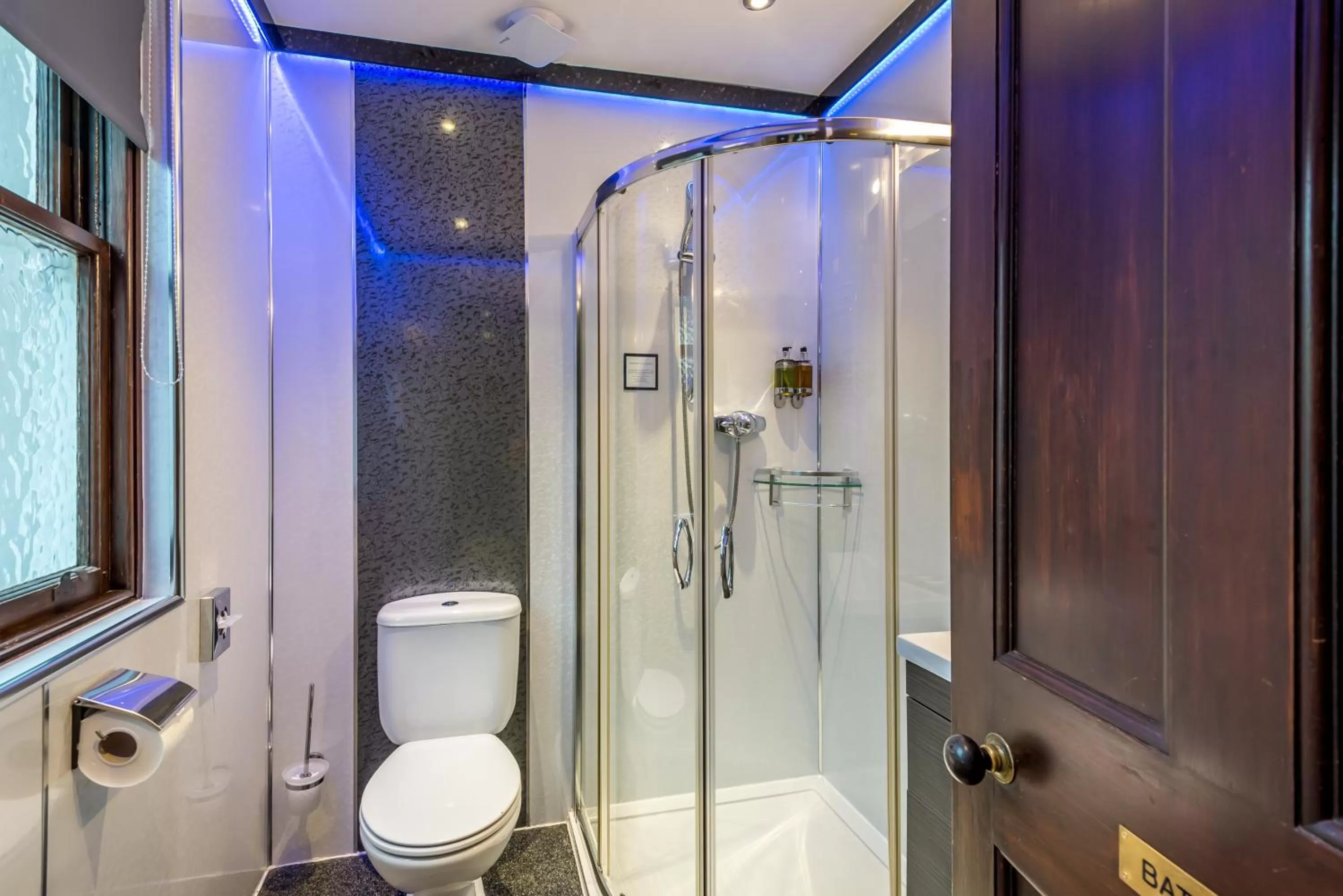 Shower in Grey Harlings Rooms