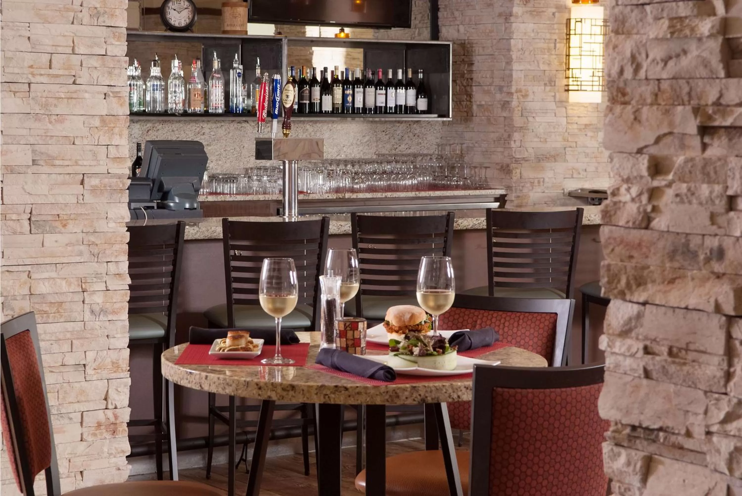 Lounge or bar in Embassy Suites by Hilton Nashville Airport