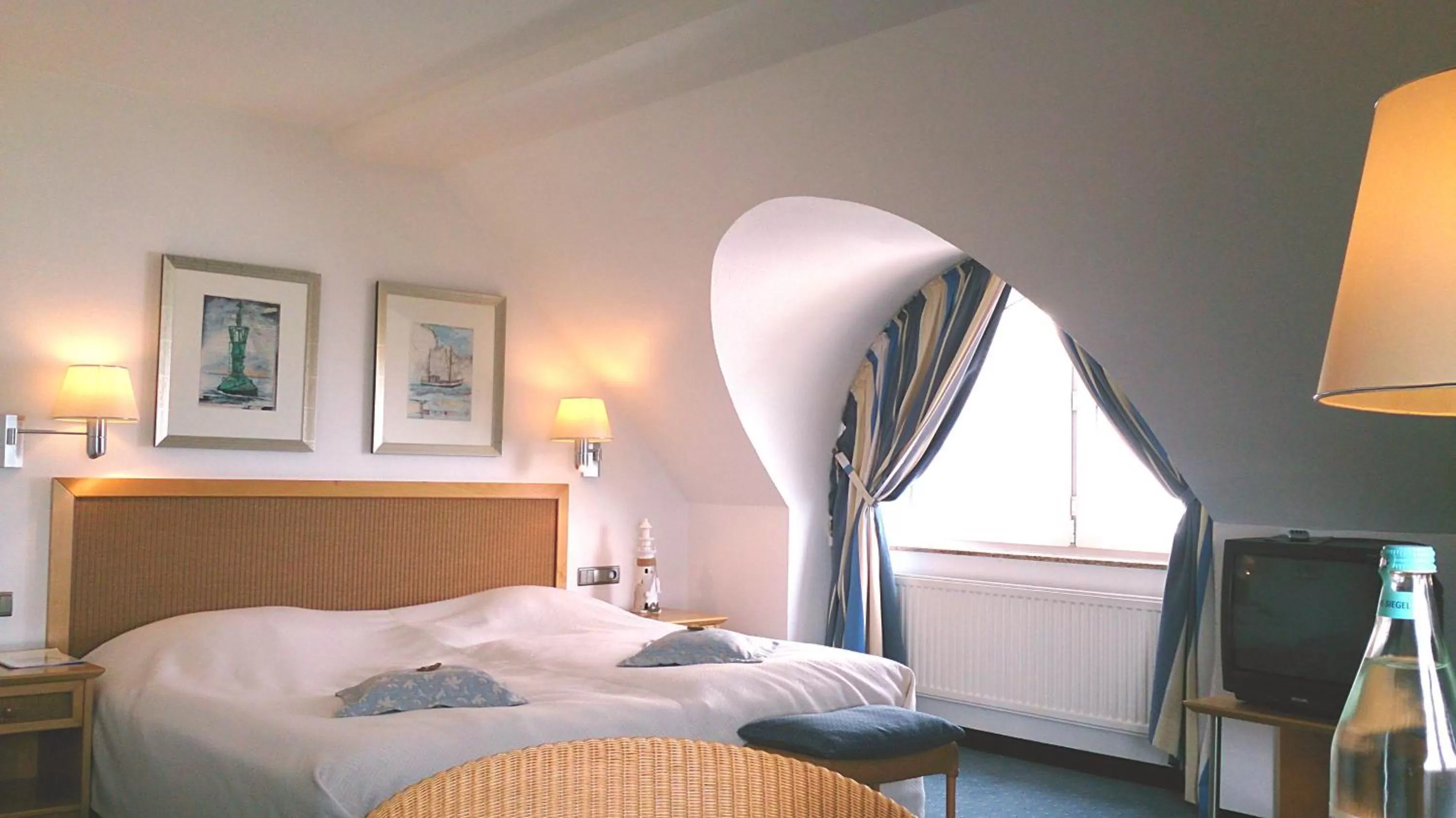 Bedroom, Bed in Strandhotel Juister Hof