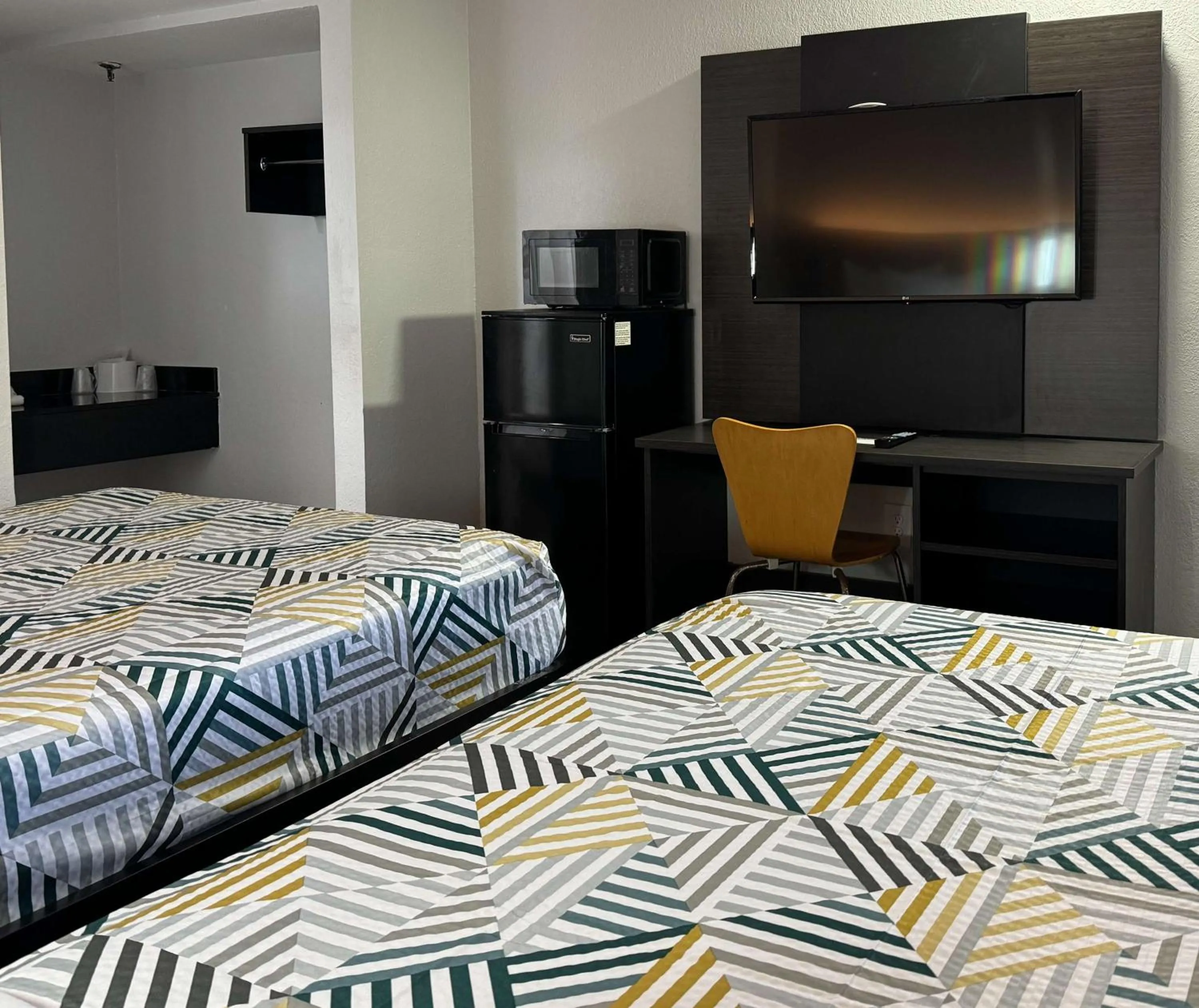 Bedroom, Bed in Motel 6-Bradenton, FL