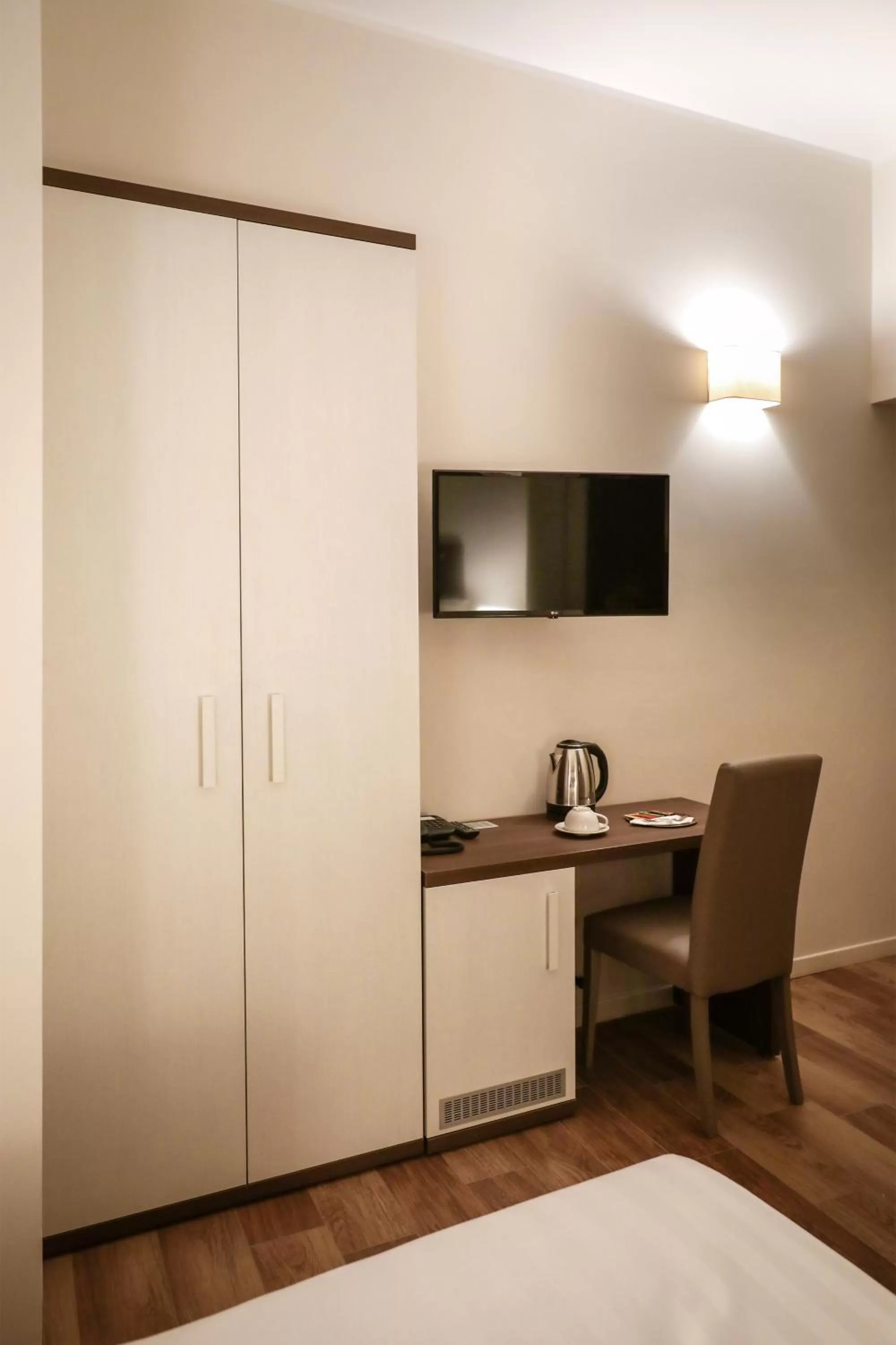 TV and multimedia, Bed in Elegant Rooms Roma - Guest House