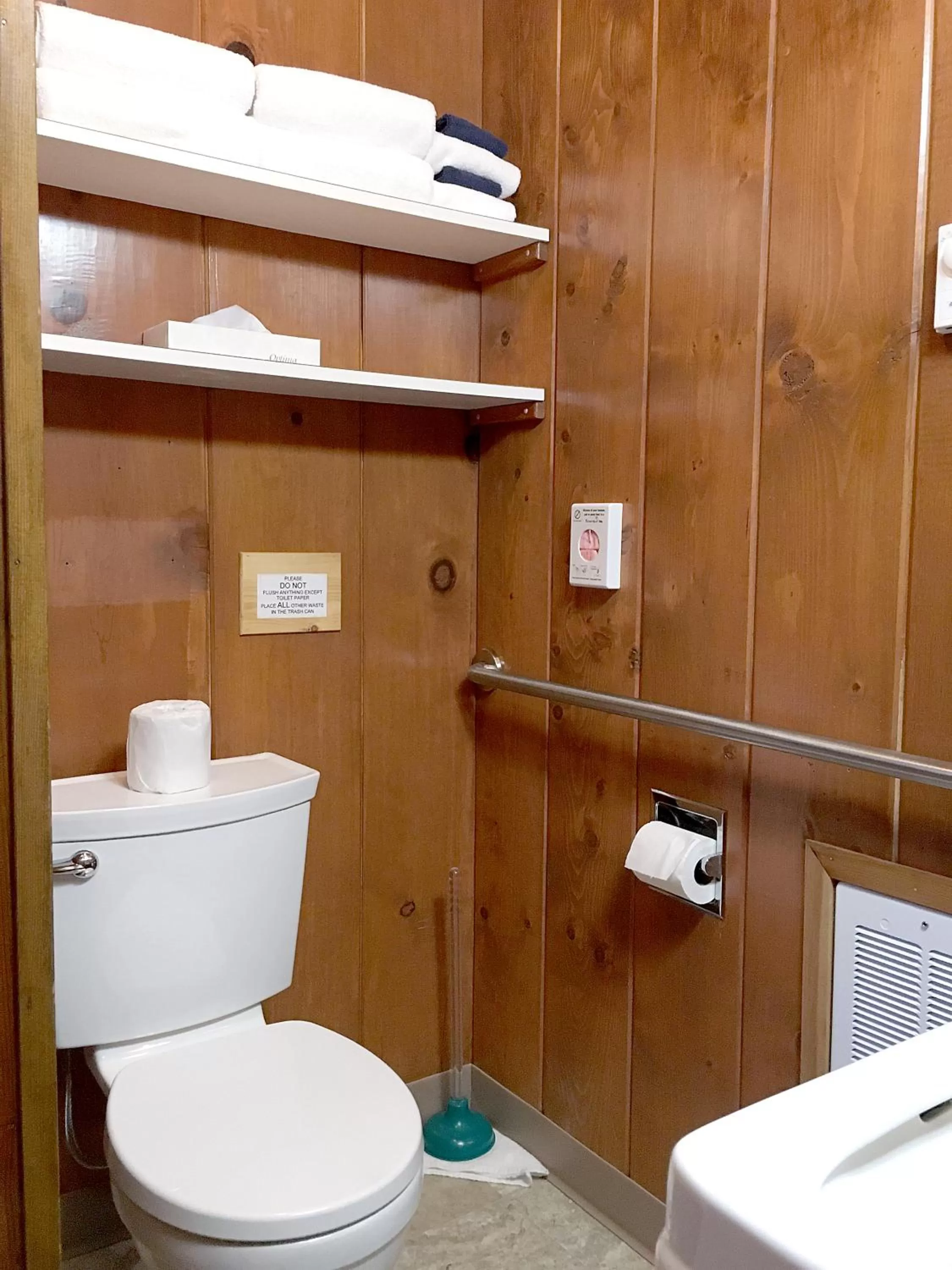 Toilet in Park Motel and Cabins