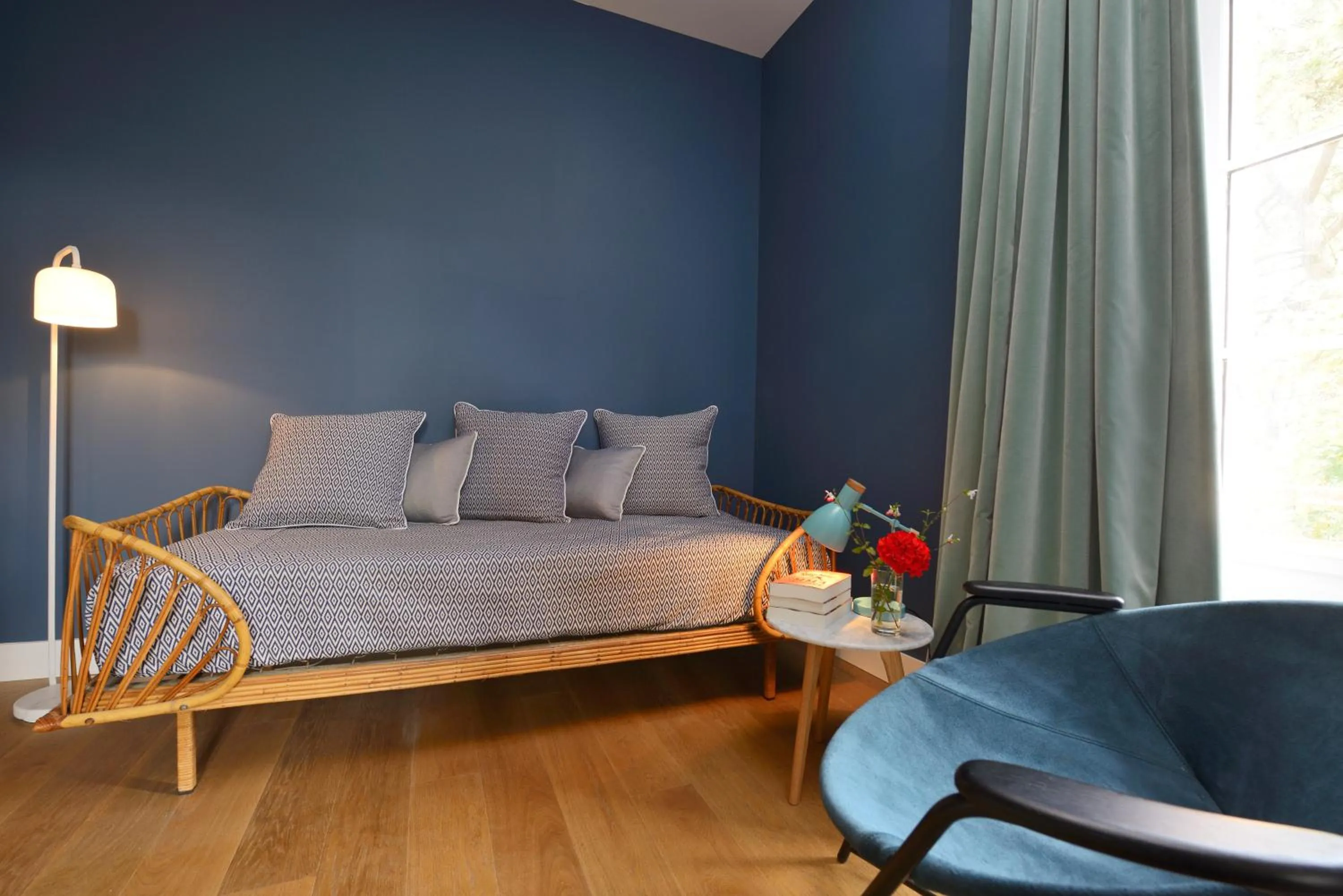 Seating area, Bed in Hôtel Le Saint Christophe