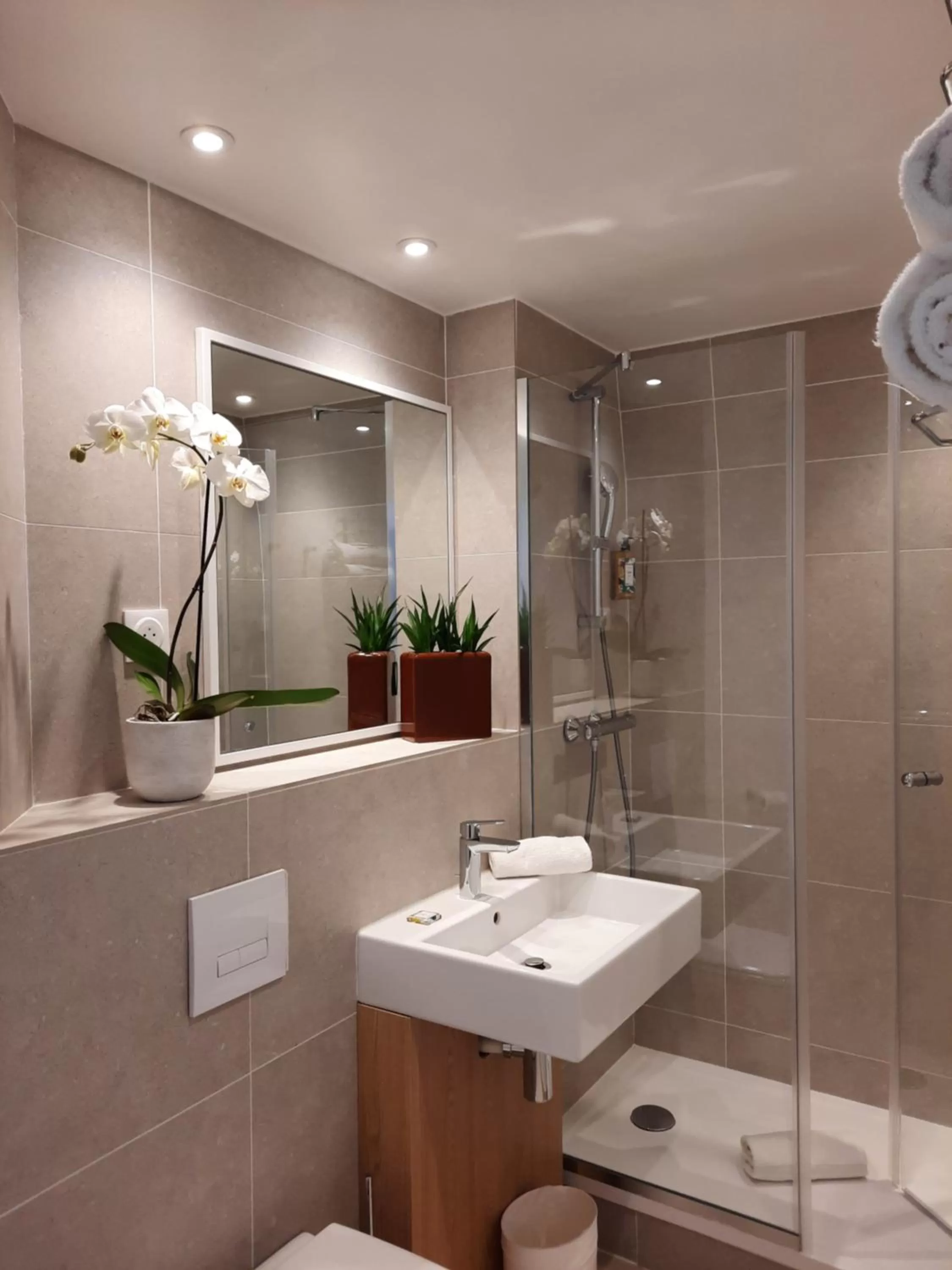 Bathroom in Hotel Paris Louis Blanc