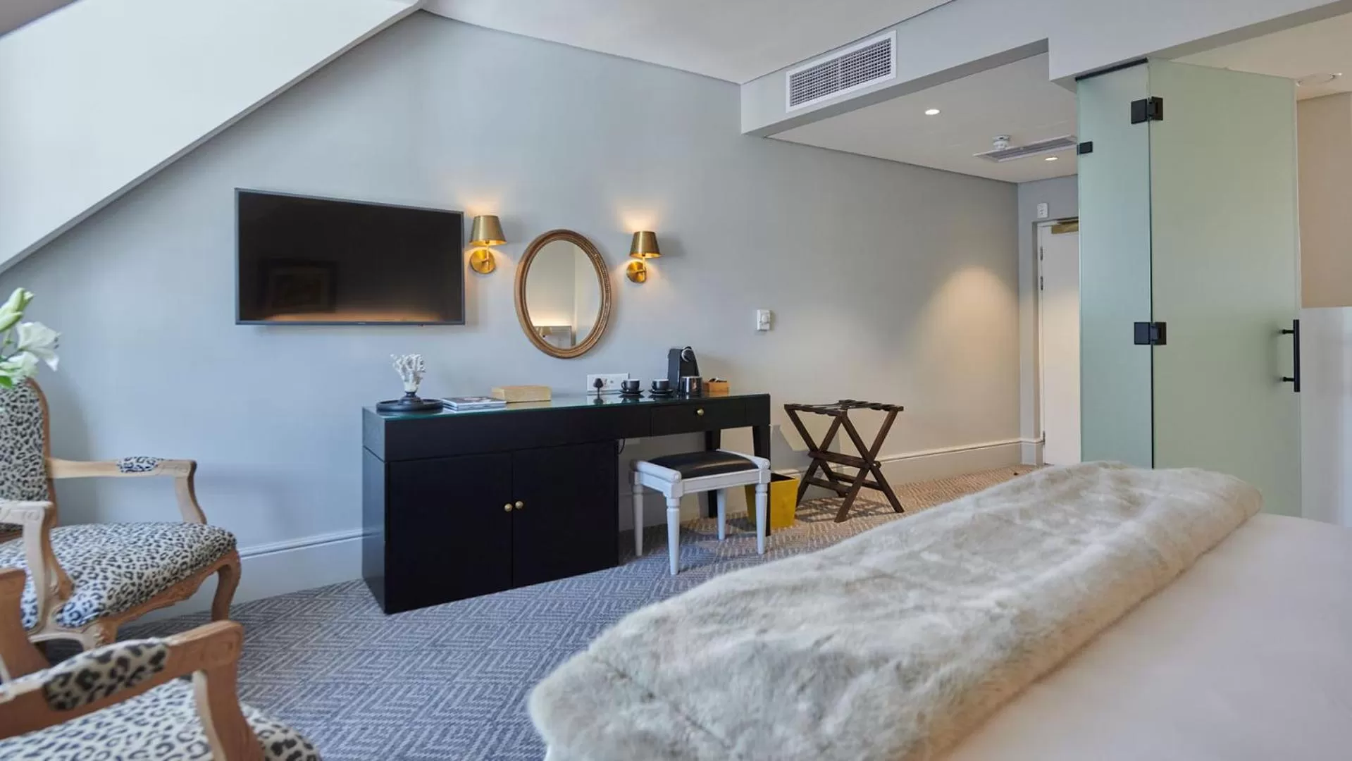 TV and multimedia, Bed in The Winchester Hotel by NEWMARK