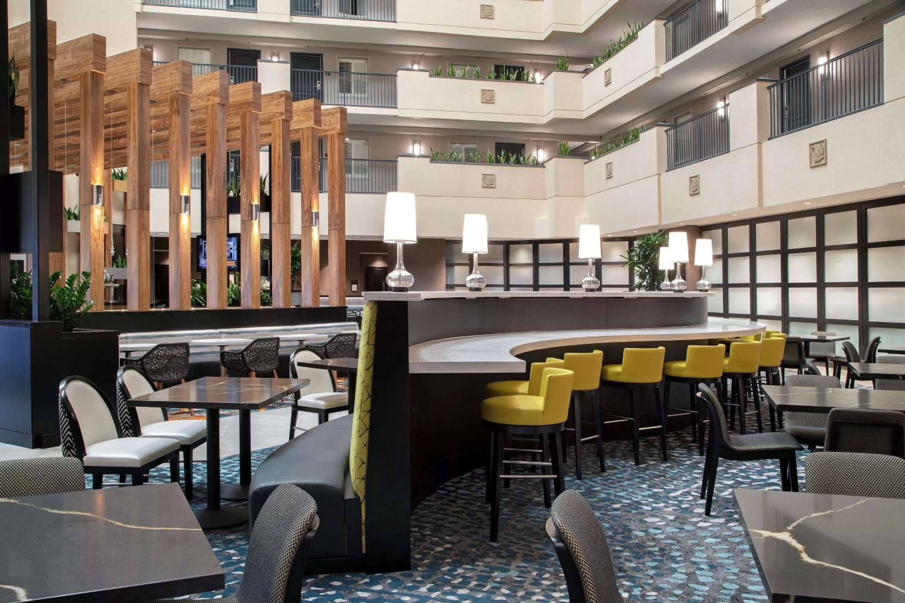 Lounge or bar in Embassy Suites by Hilton Orlando Airport