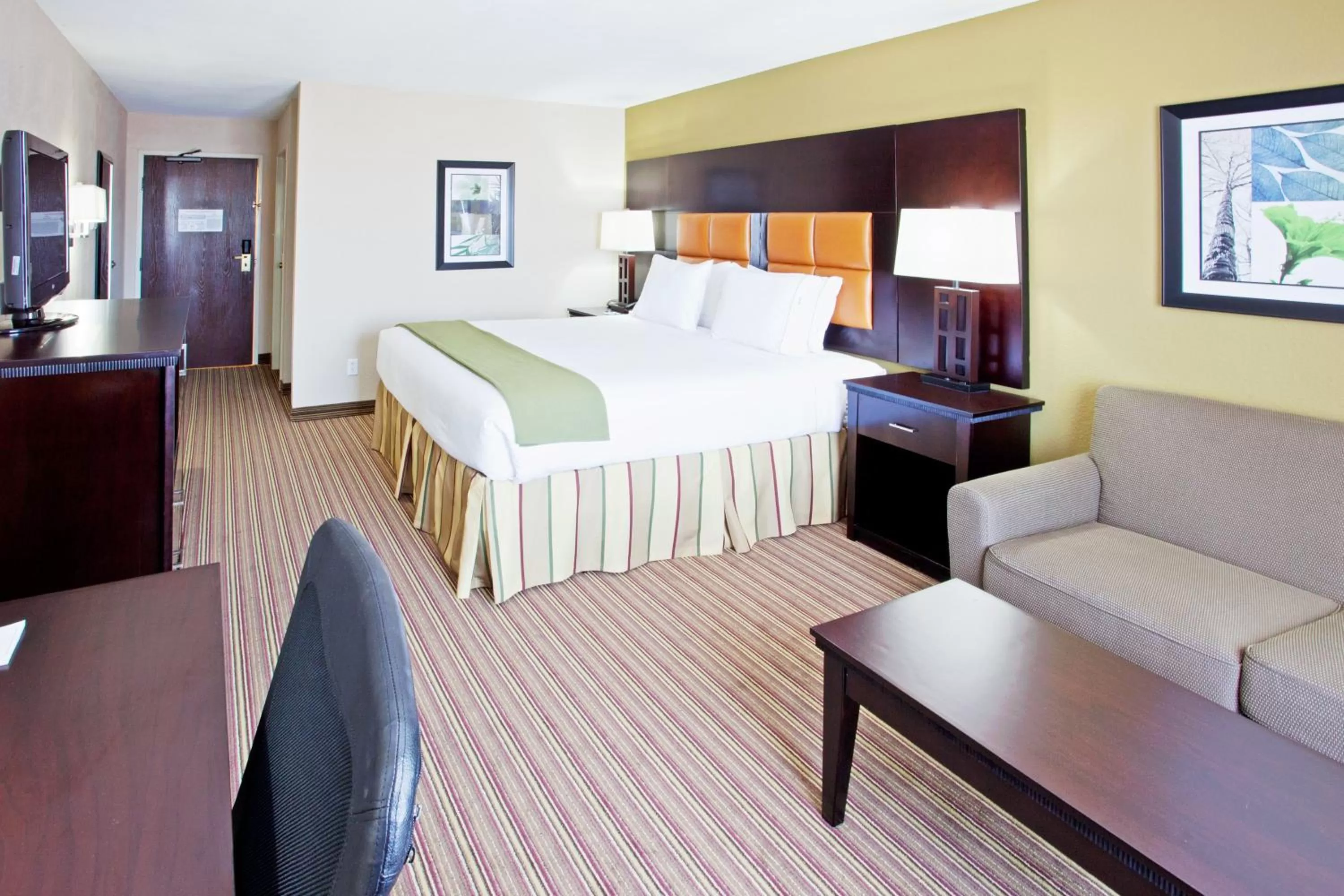 Photo of the whole room, Bed in Holiday Inn Express Arlington Interstate 20 Parks Mall by IHG