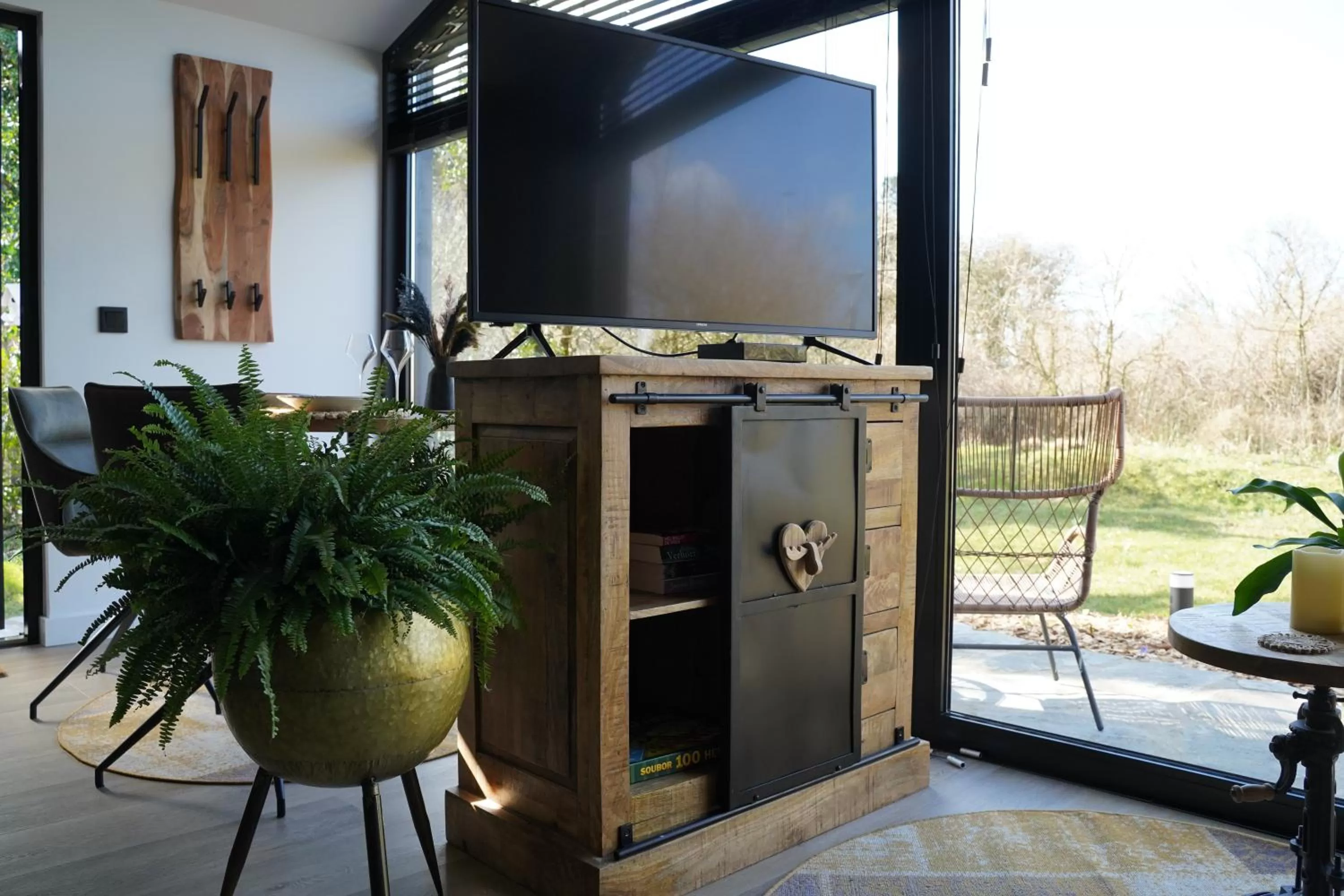 TV and multimedia, TV/Entertainment Center in B&B het duinhuisje met jacuzzi
