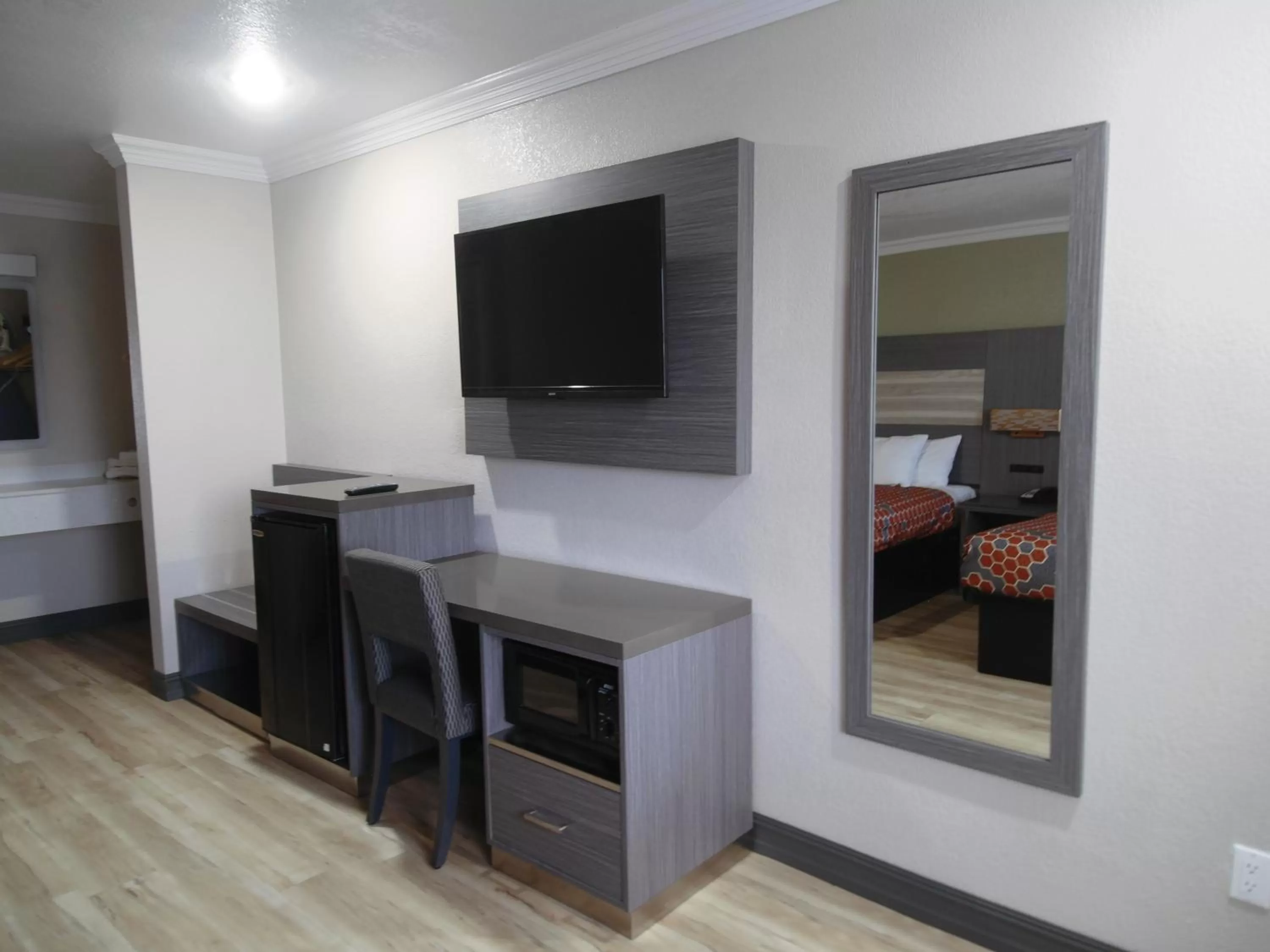 TV and multimedia, Bed in Americas Best Value Inn-Rialto