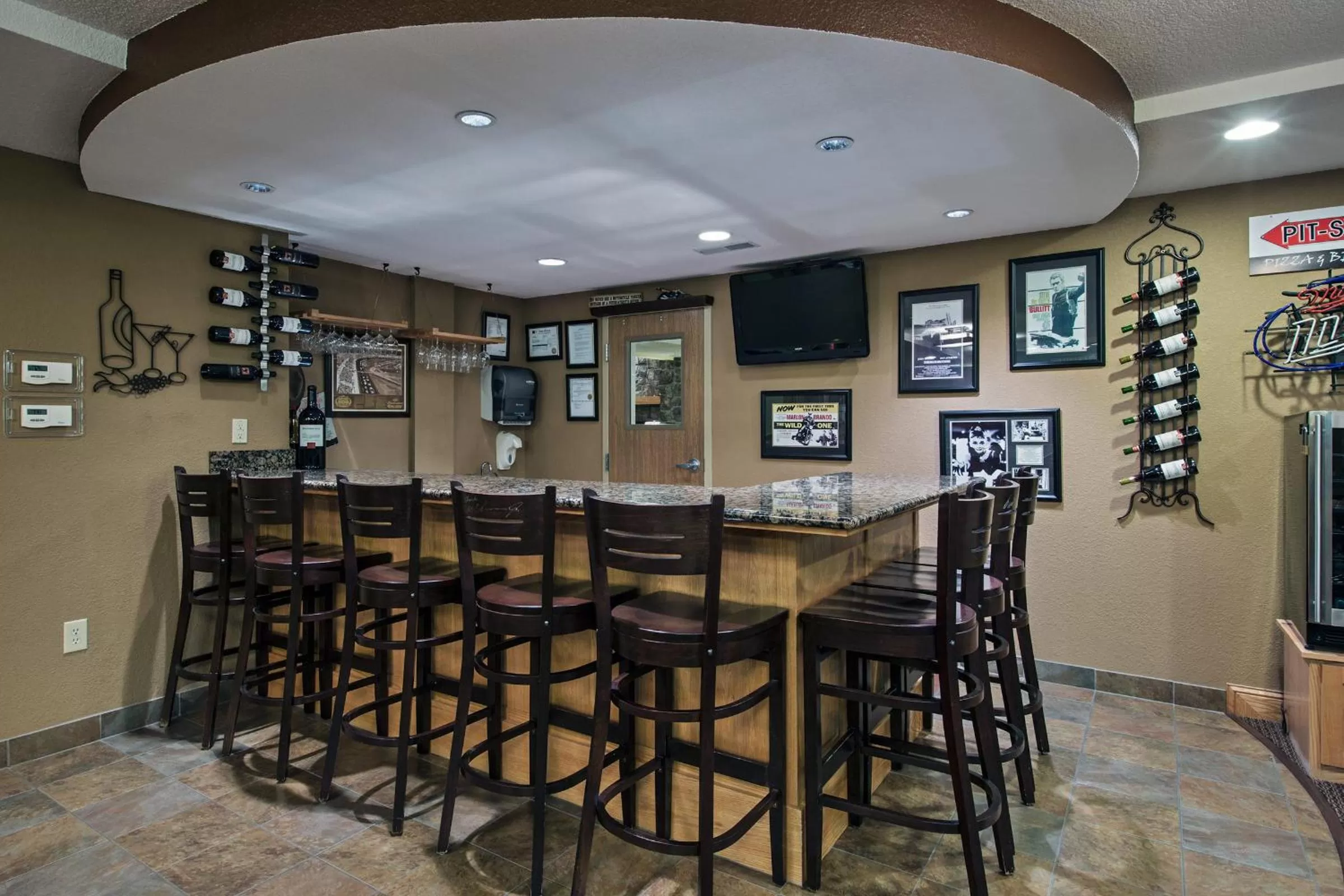 Lounge or bar in AmericInn by Wyndham Newton