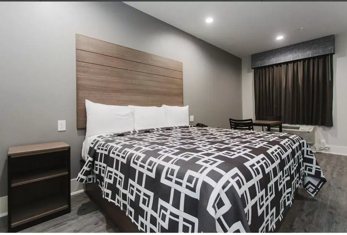 Deluxe King Room in Palace Inn Deluxe King Room in Palace Inn