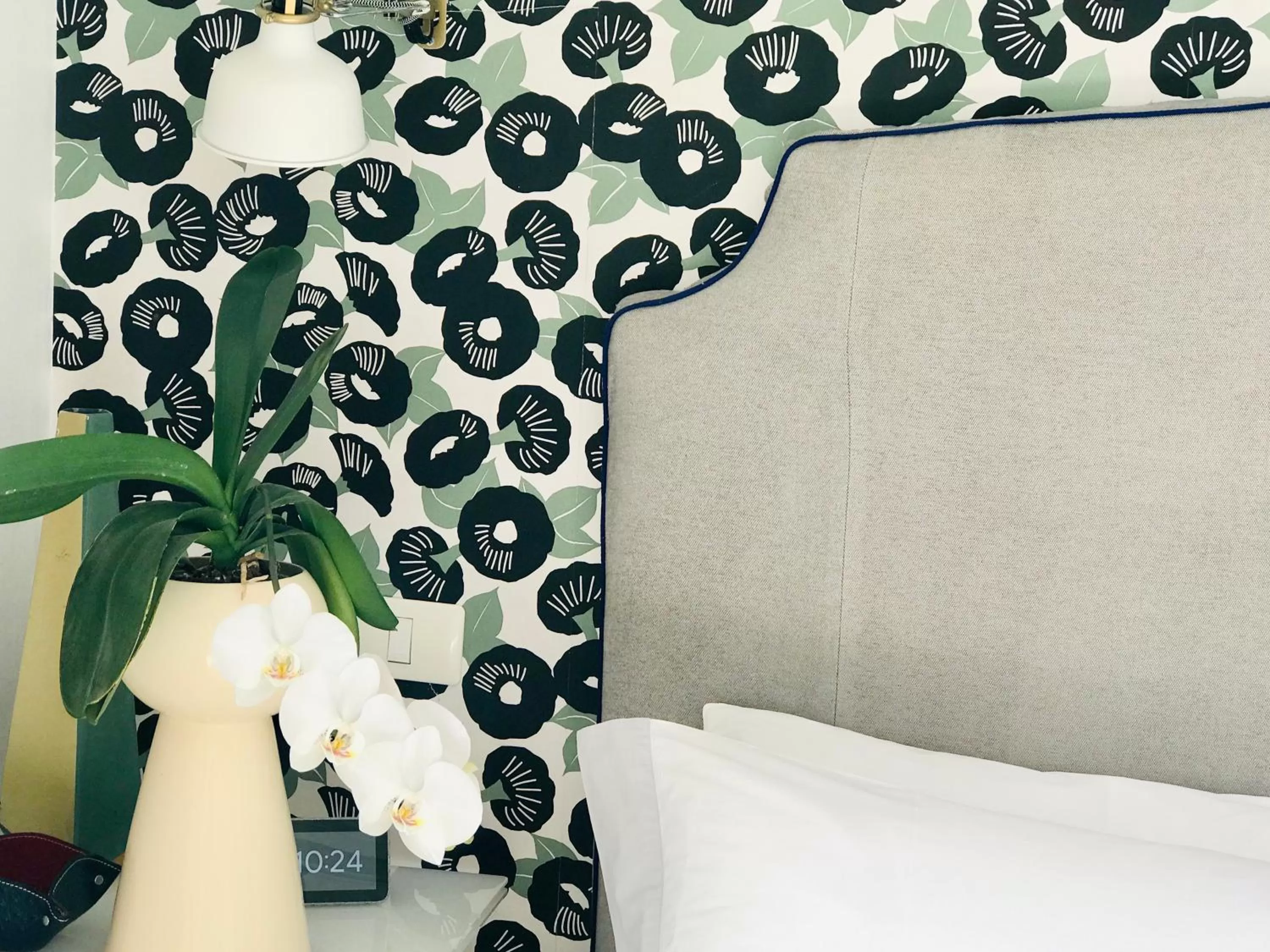 Bedroom, Bed in Les Lilas