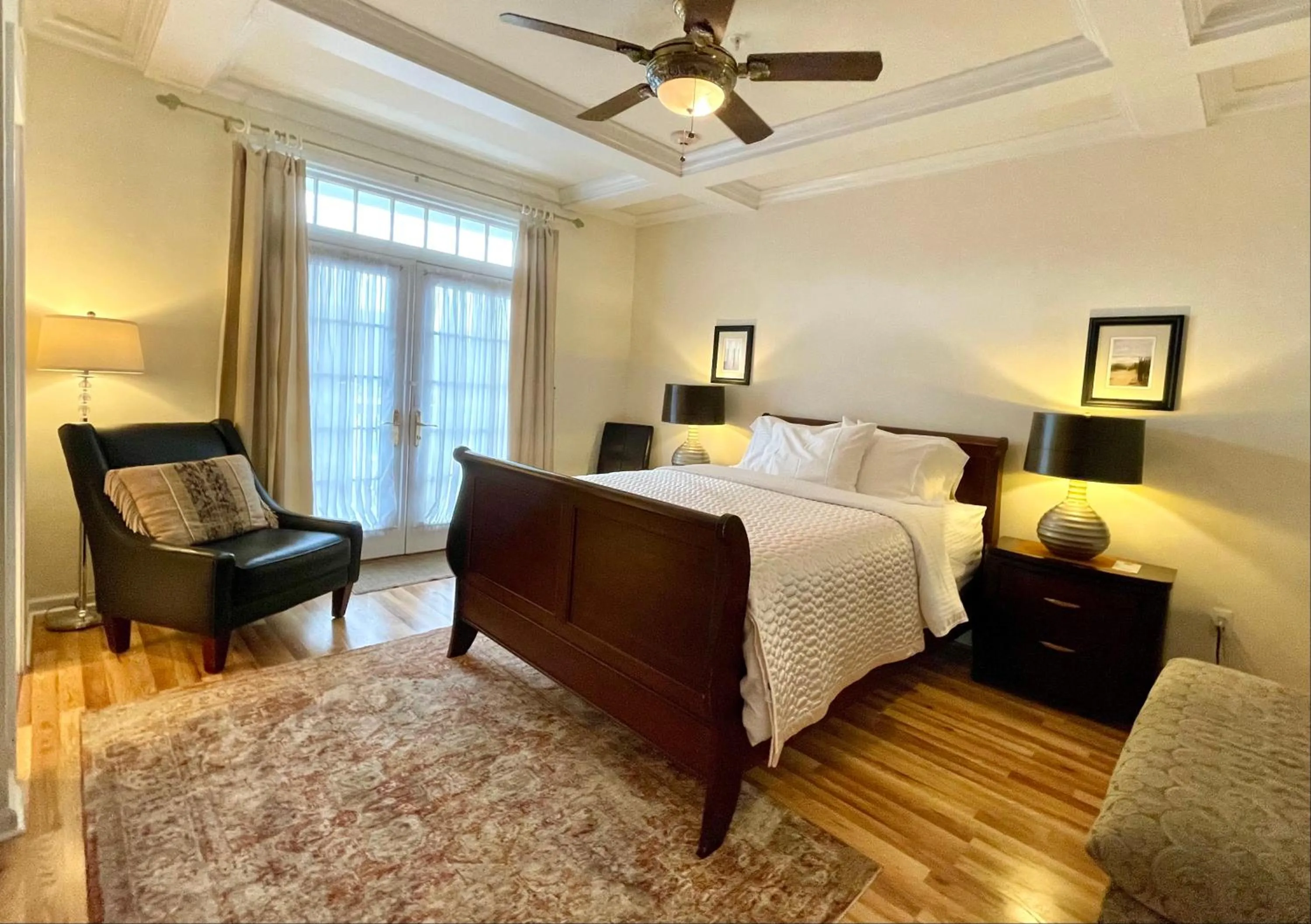 Bed in Inn on Main Hotel