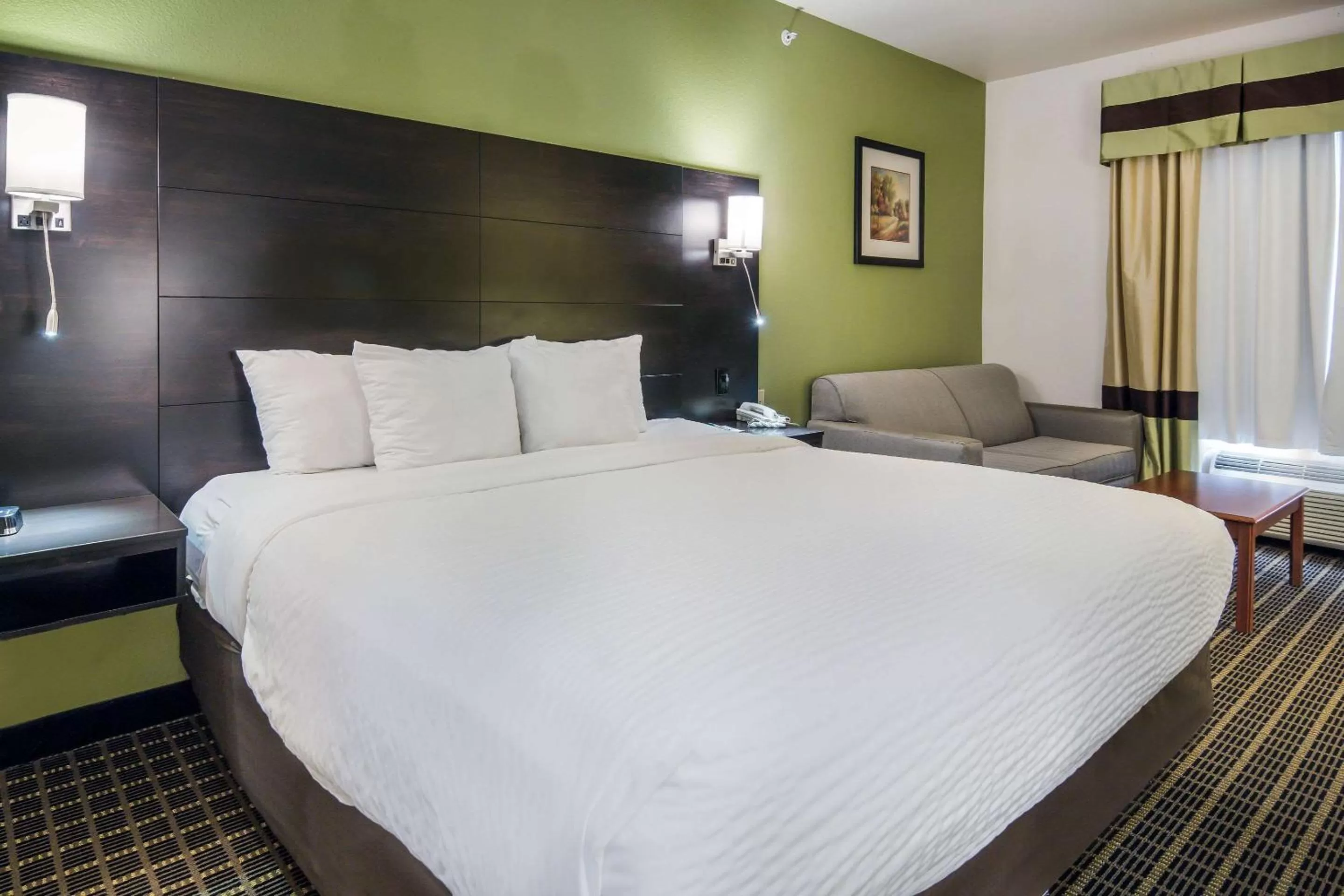 Photo of the whole room, Bed in Clarion Inn & Suites Weatherford South