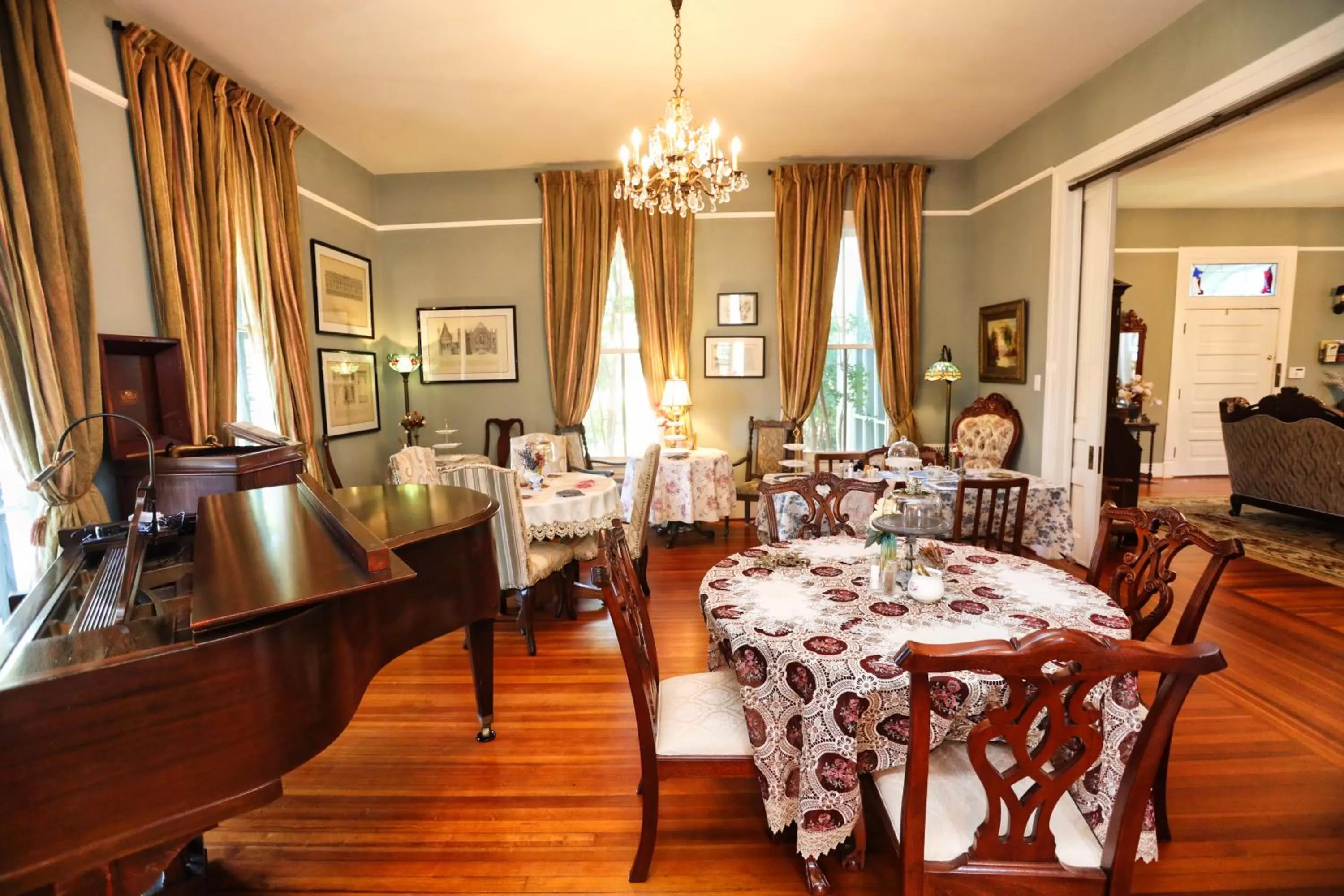 Restaurant/Places to Eat in Virginia Point INN