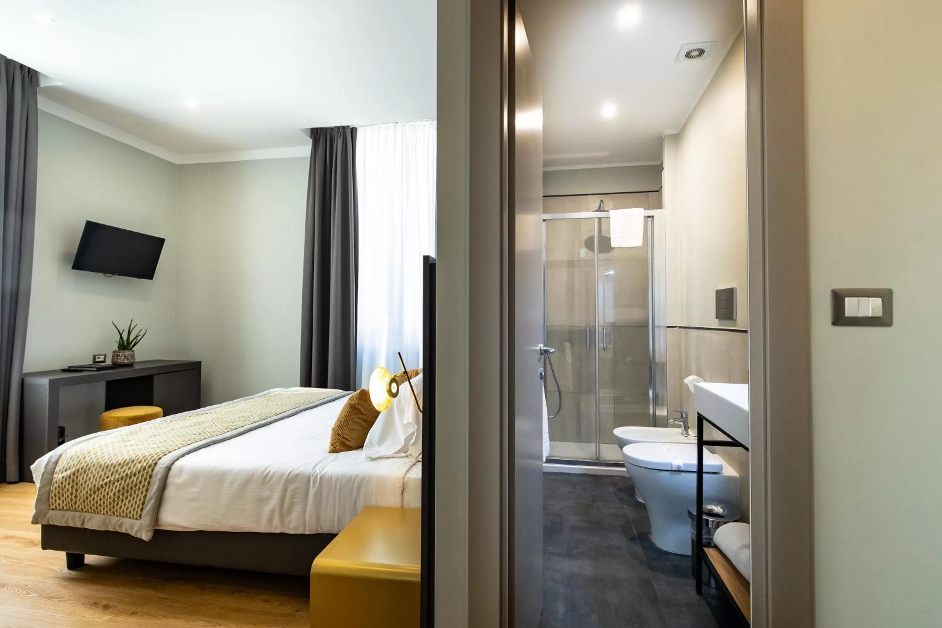 Photo of the whole room, Bed in The Cross Hotel