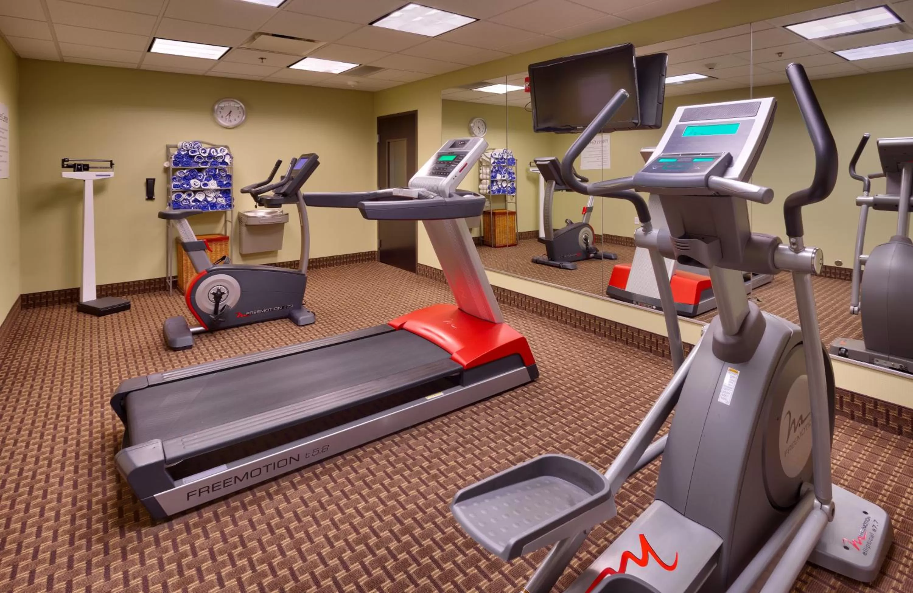 Fitness centre/facilities in Holiday Inn Express & Suites Overland Park by IHG