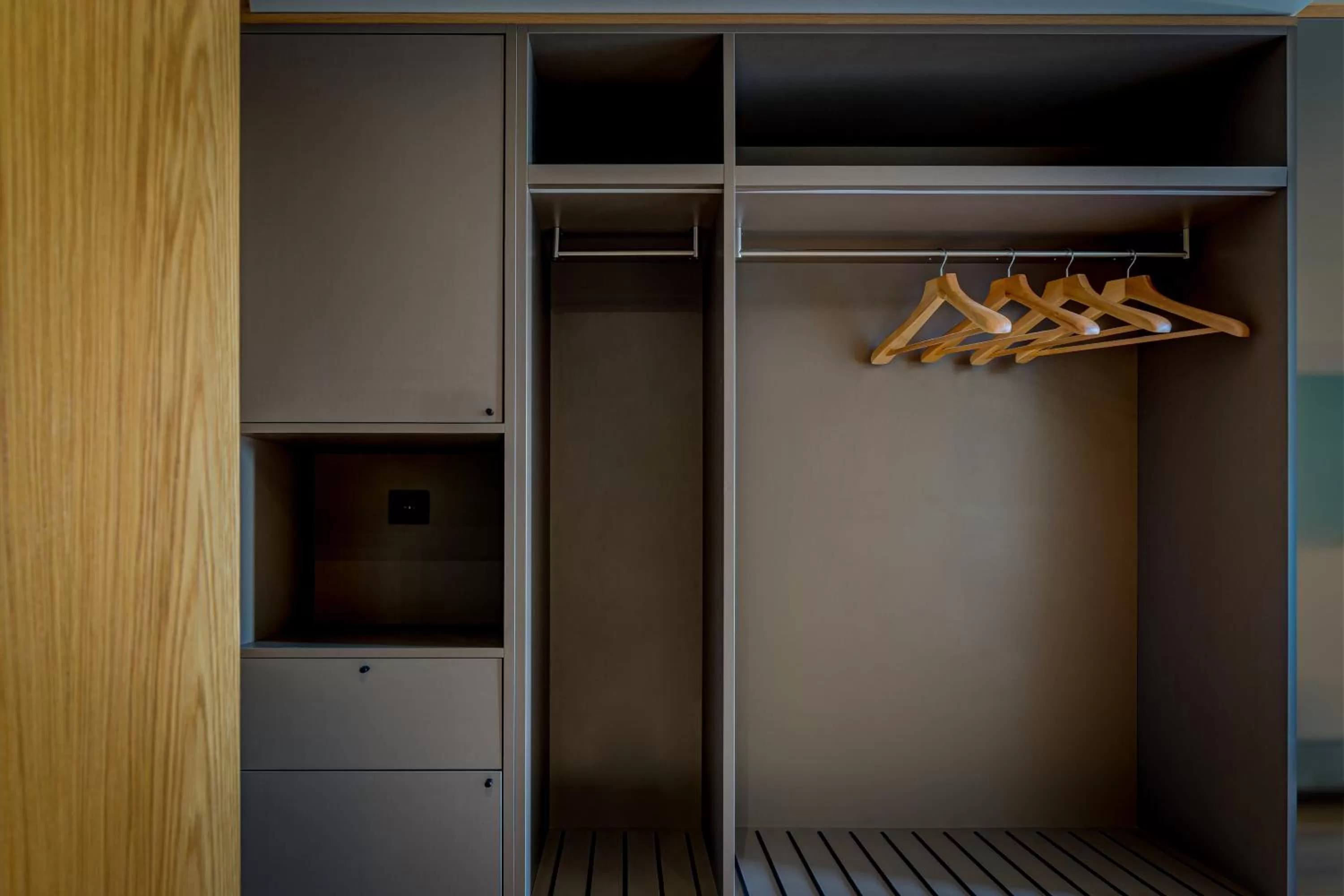 wardrobe in Acta The Clover