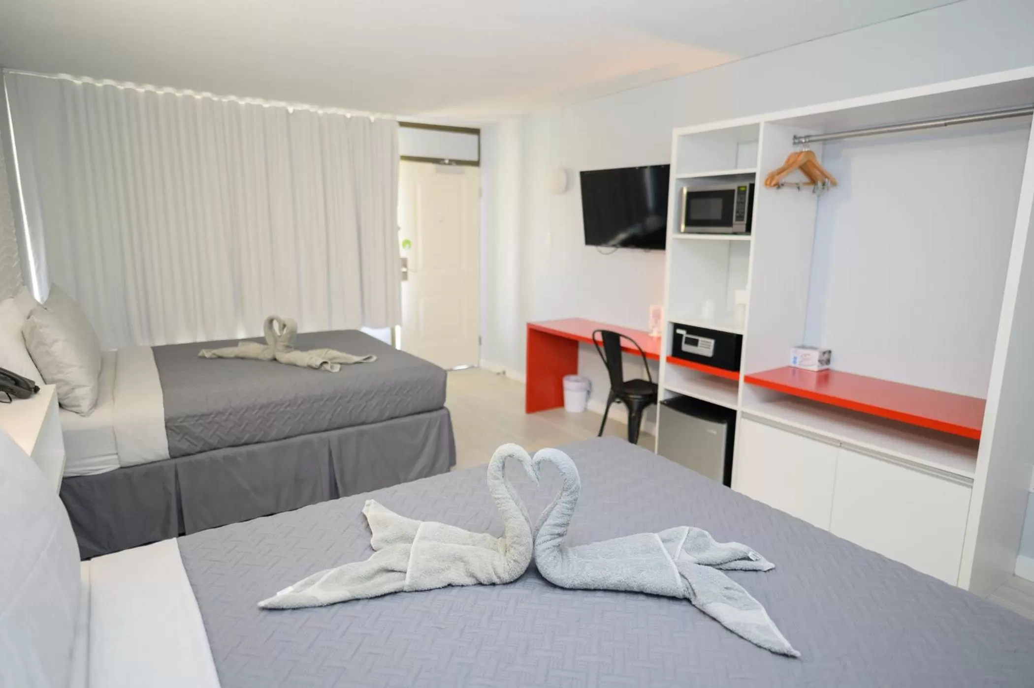 Bed in Hotel Room Near Disney 4 People