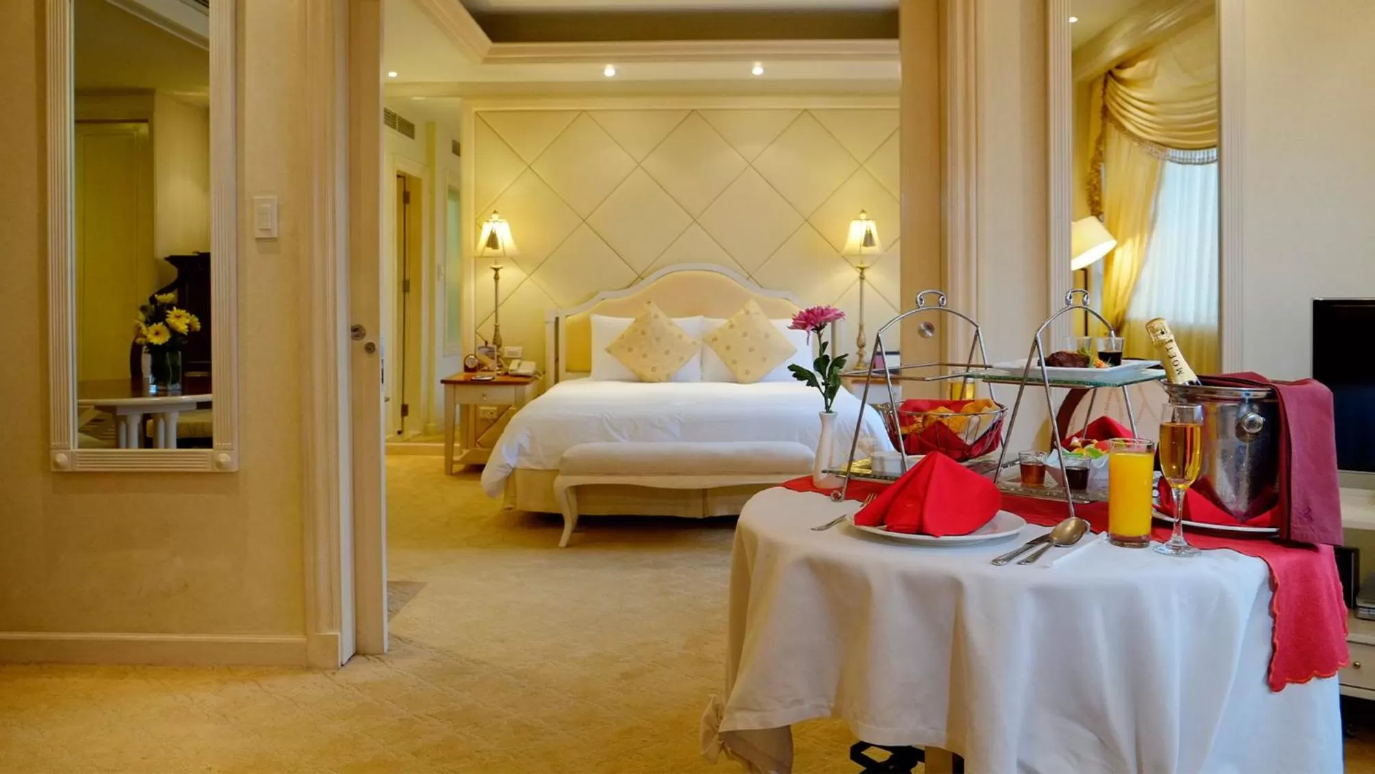 Photo of the whole room, Bed in Marco Polo Plaza Cebu