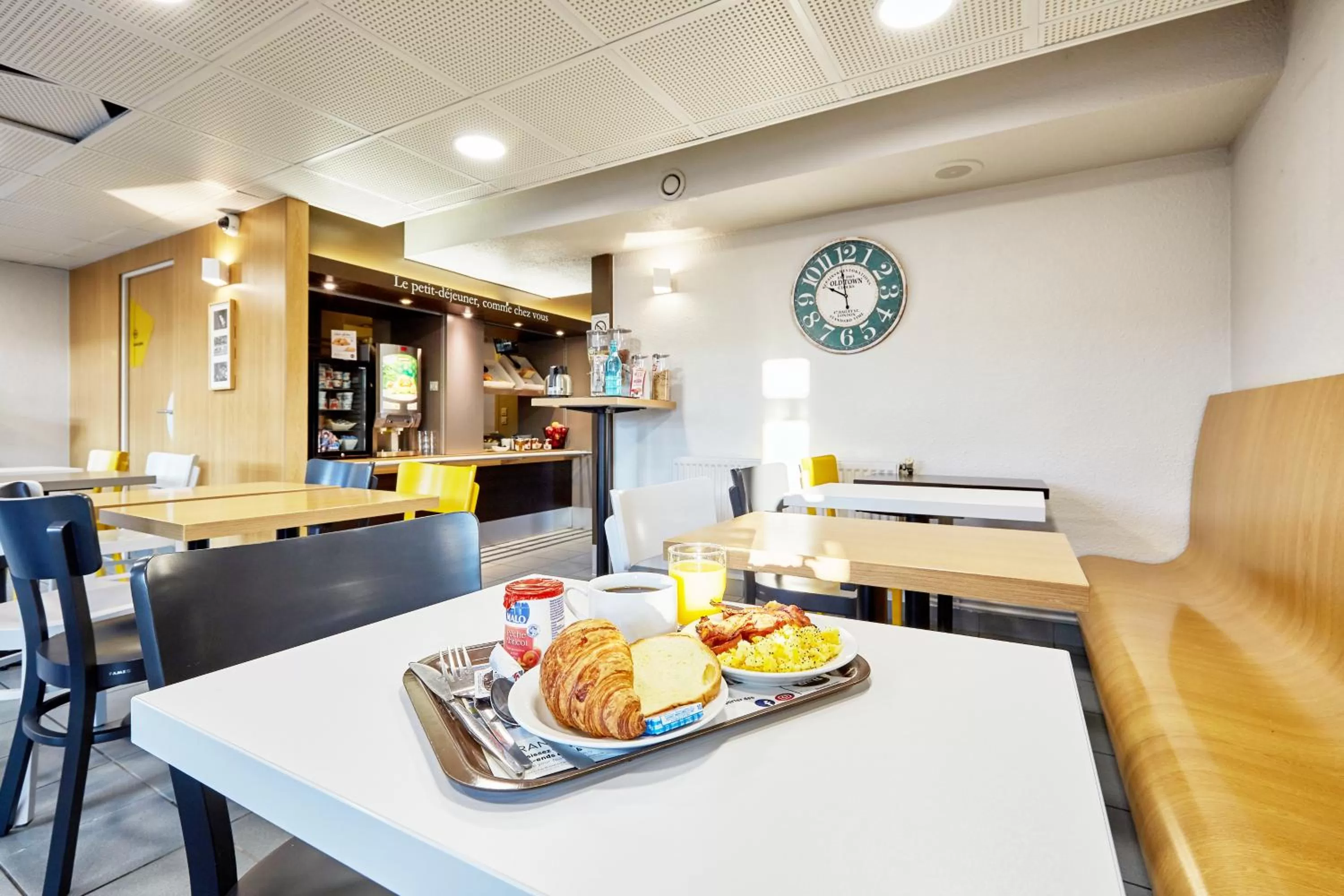 Buffet breakfast in B&B HOTEL CAEN Sud