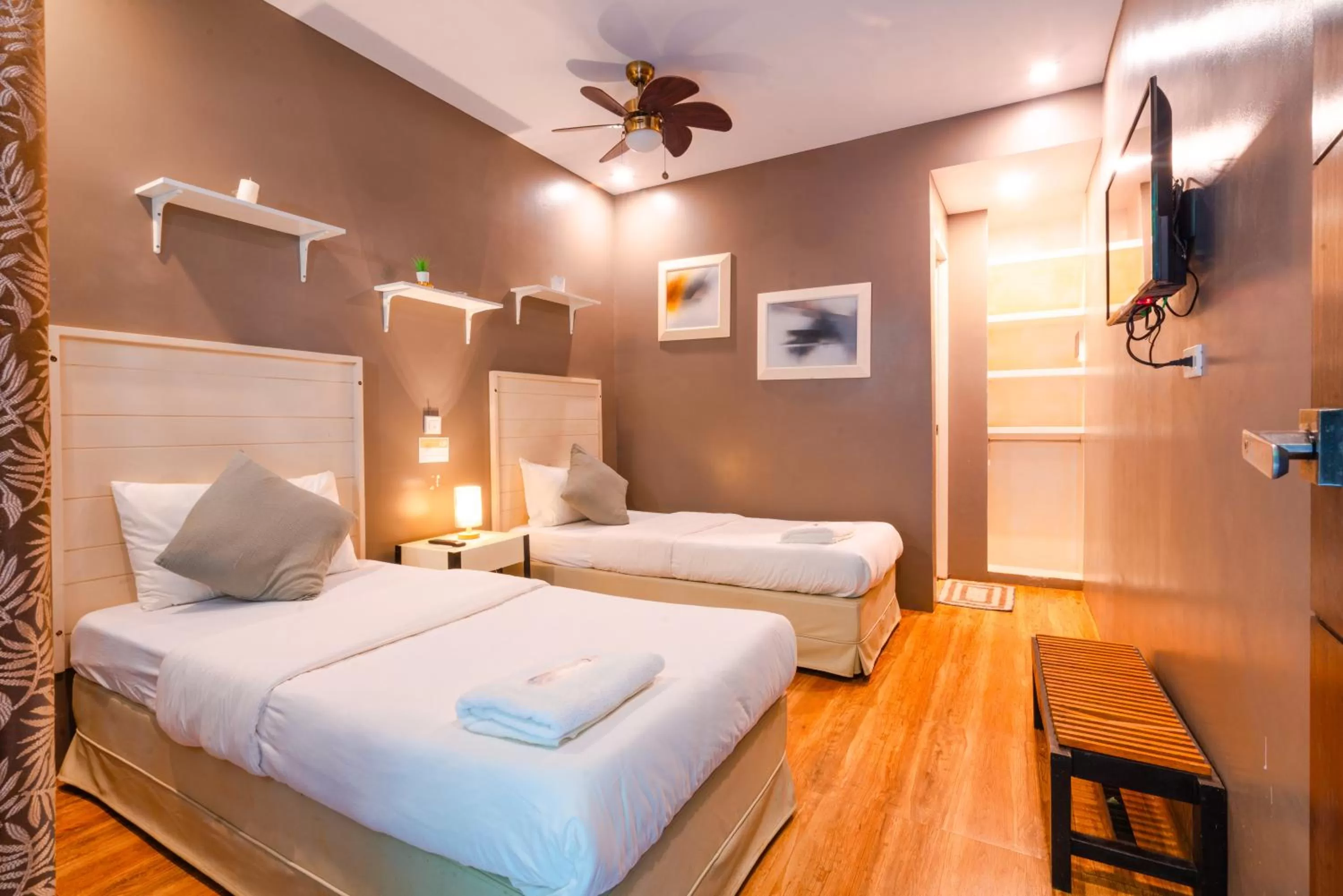 Photo of the whole room, Bed in The Ridge Coron